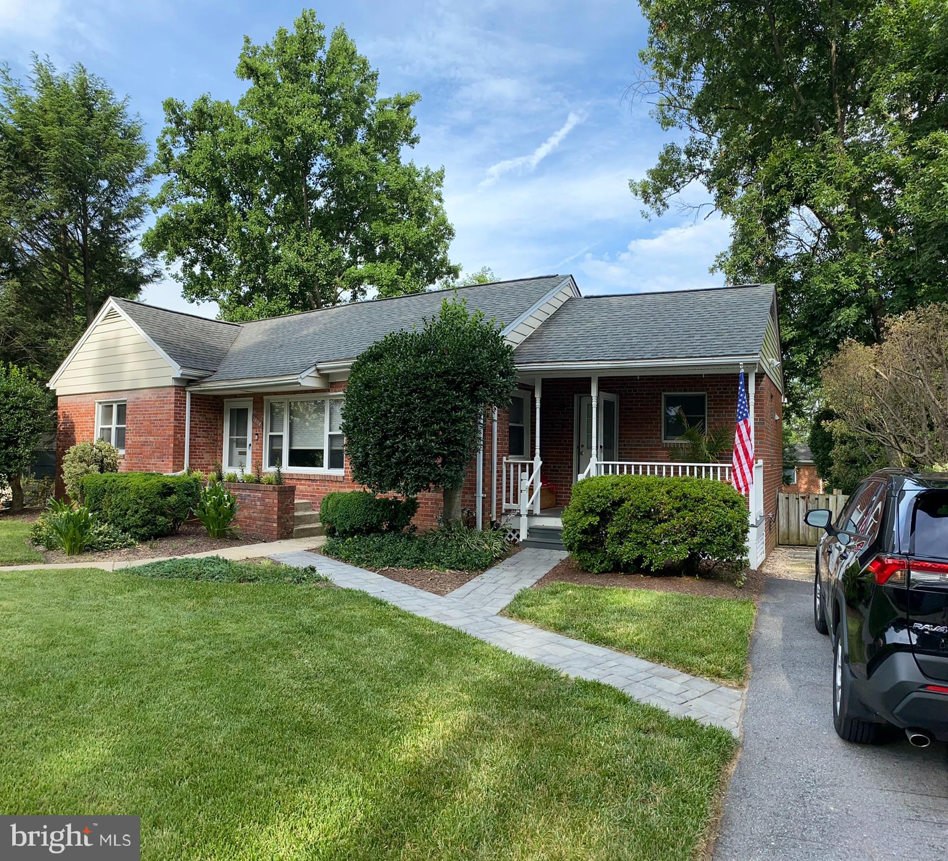 COUNTRY CLUB PARK - Residential Lease