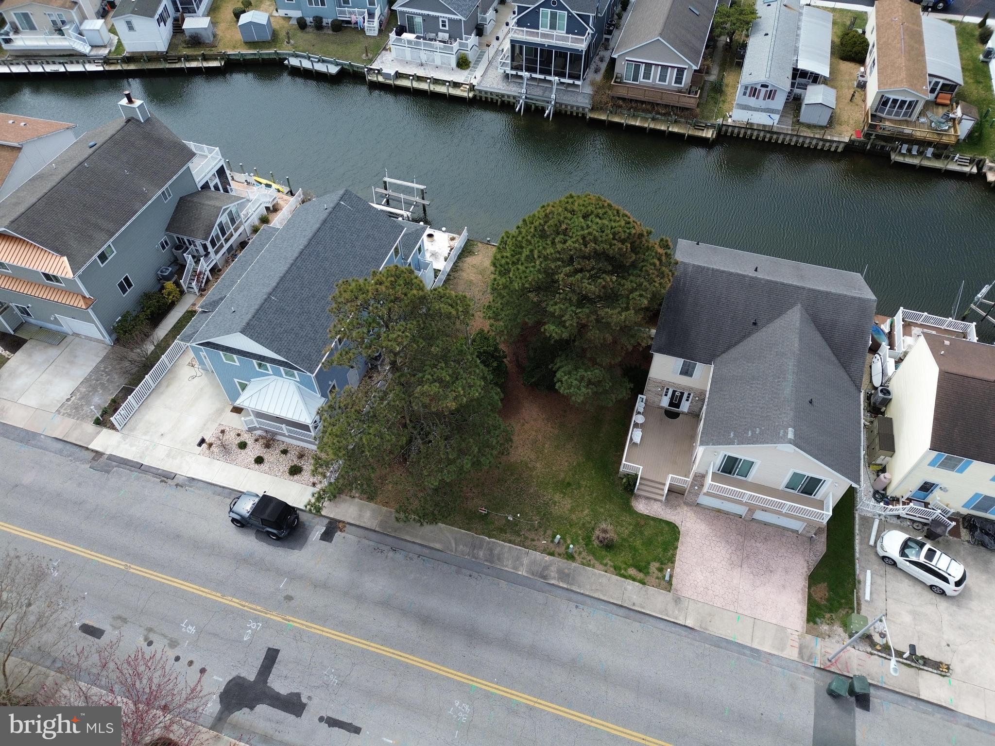 0.10  acre lot on Canal ready for you to build.  Bulkhead for dock.  Buyer to do all due diligence.  Contact Lister for questions.