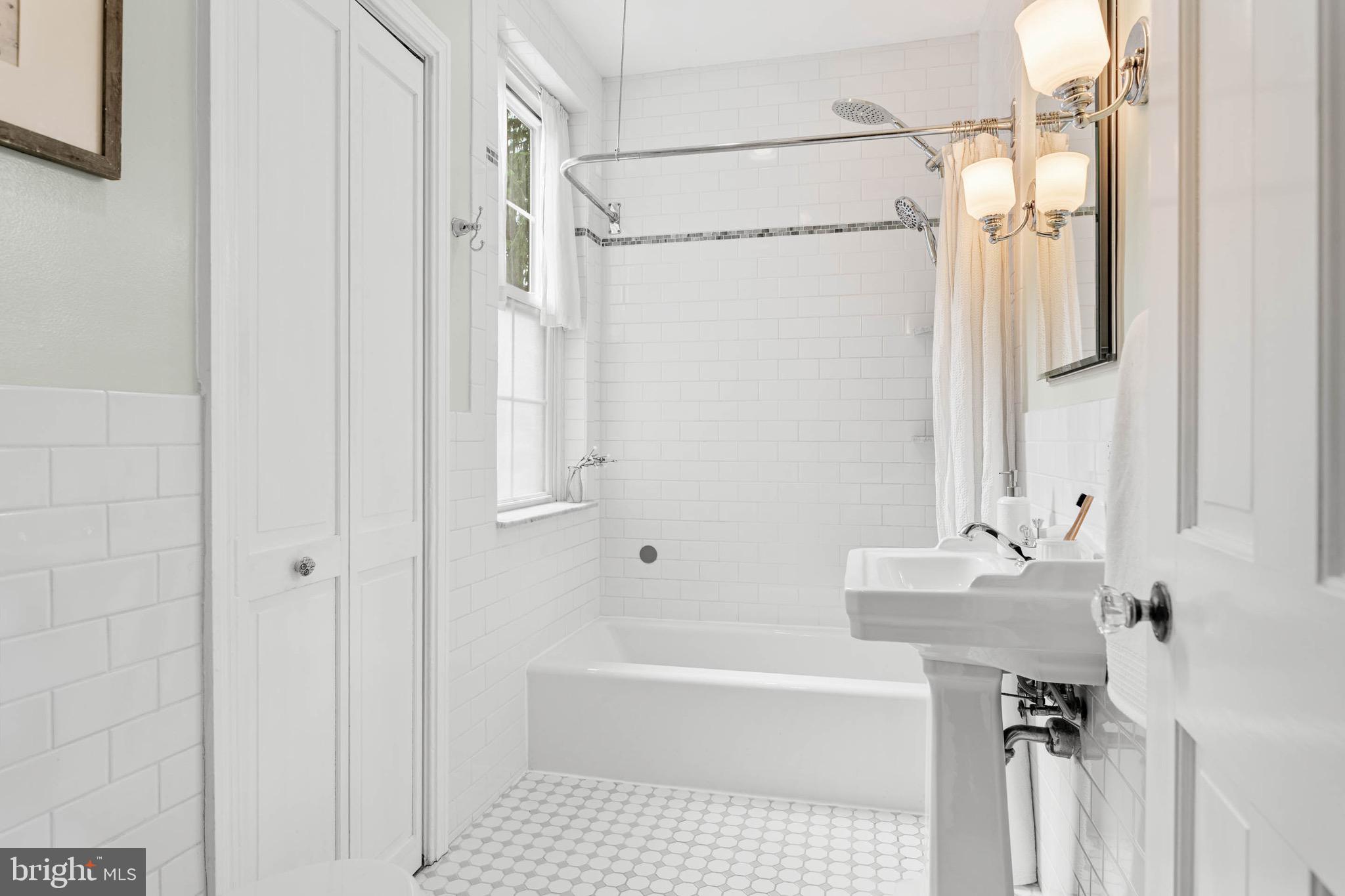 CHESTNUT HILL - Residential
