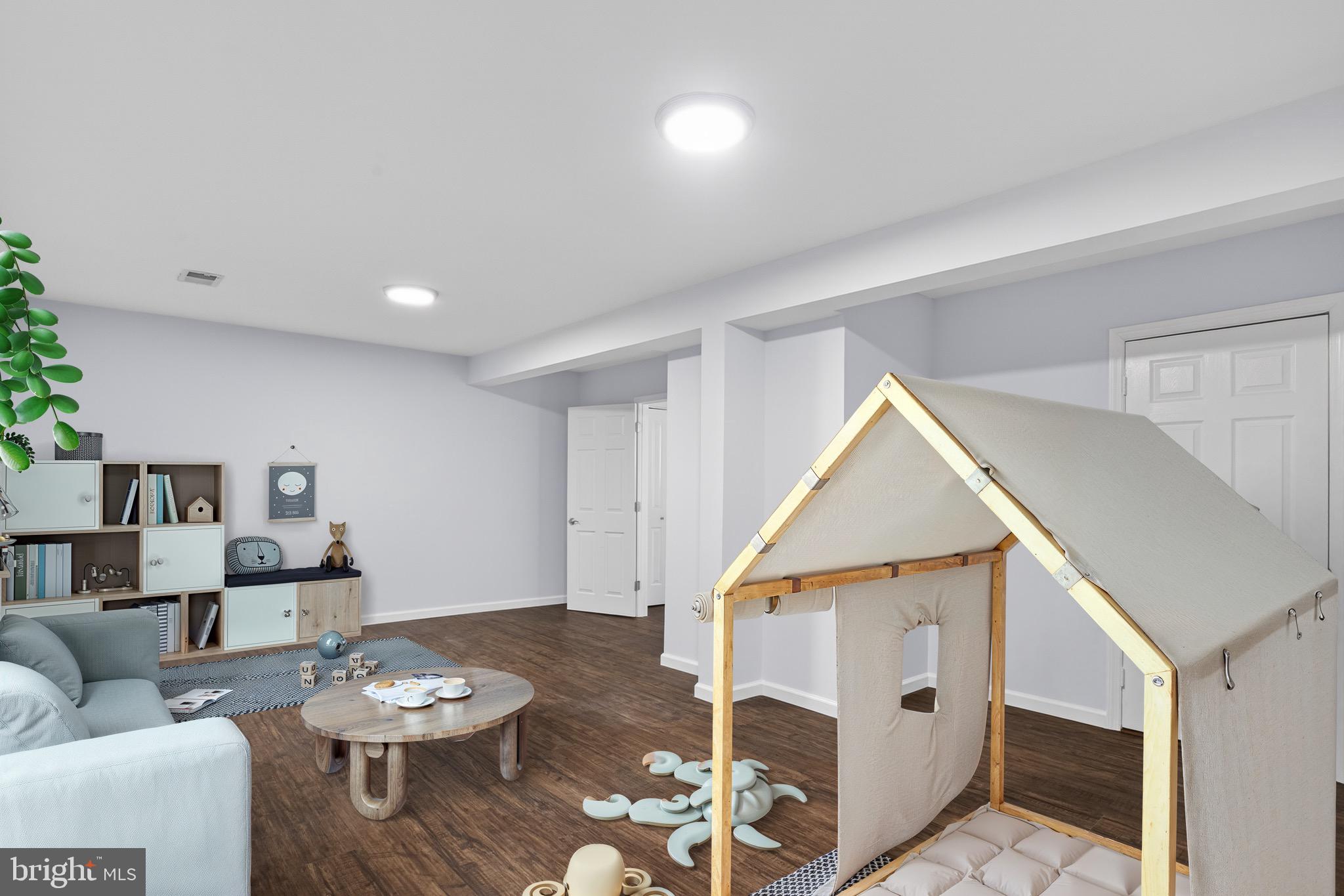 WILLIAMSBURG SQUARE - Residential