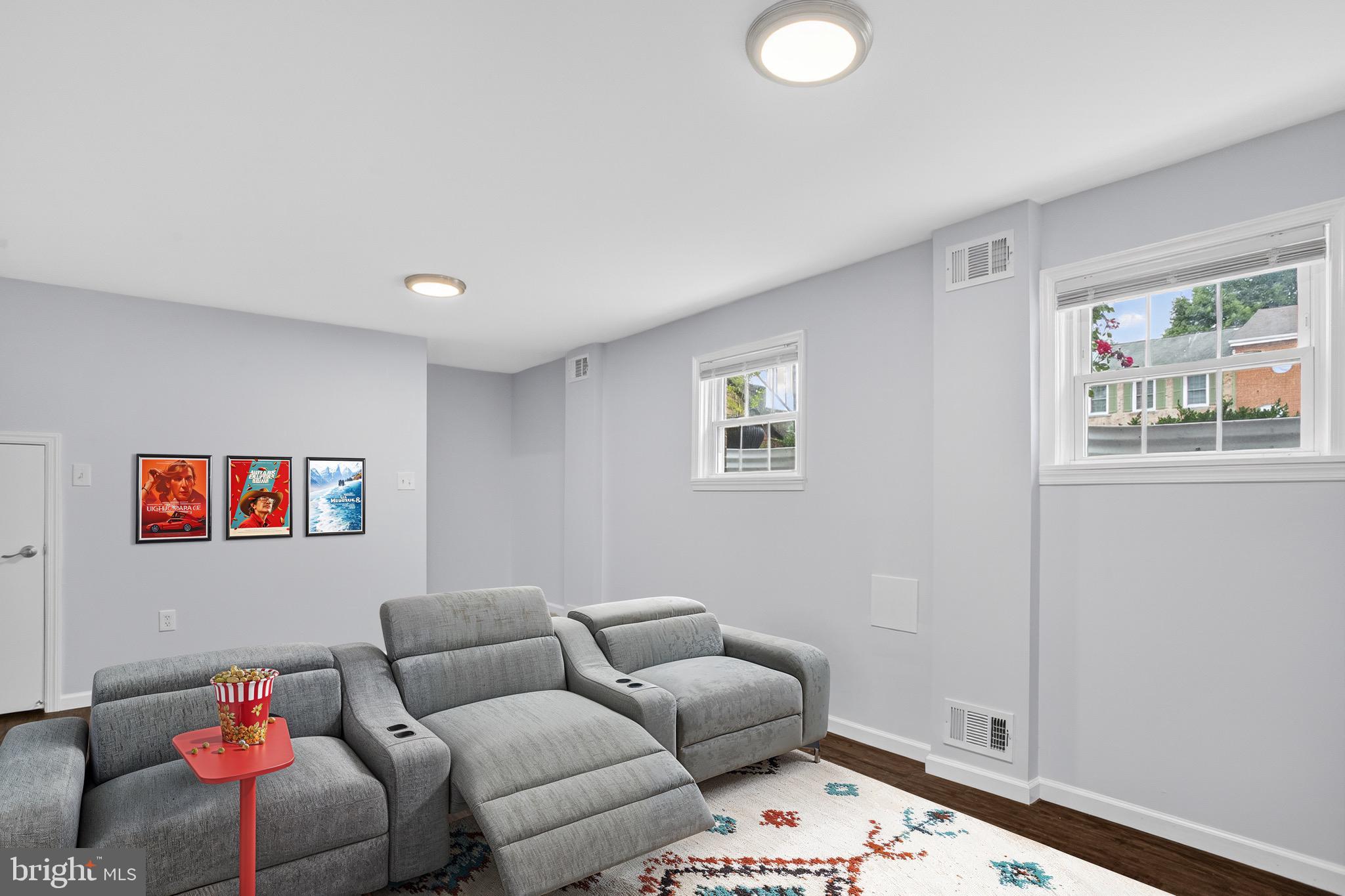 WILLIAMSBURG SQUARE - Residential