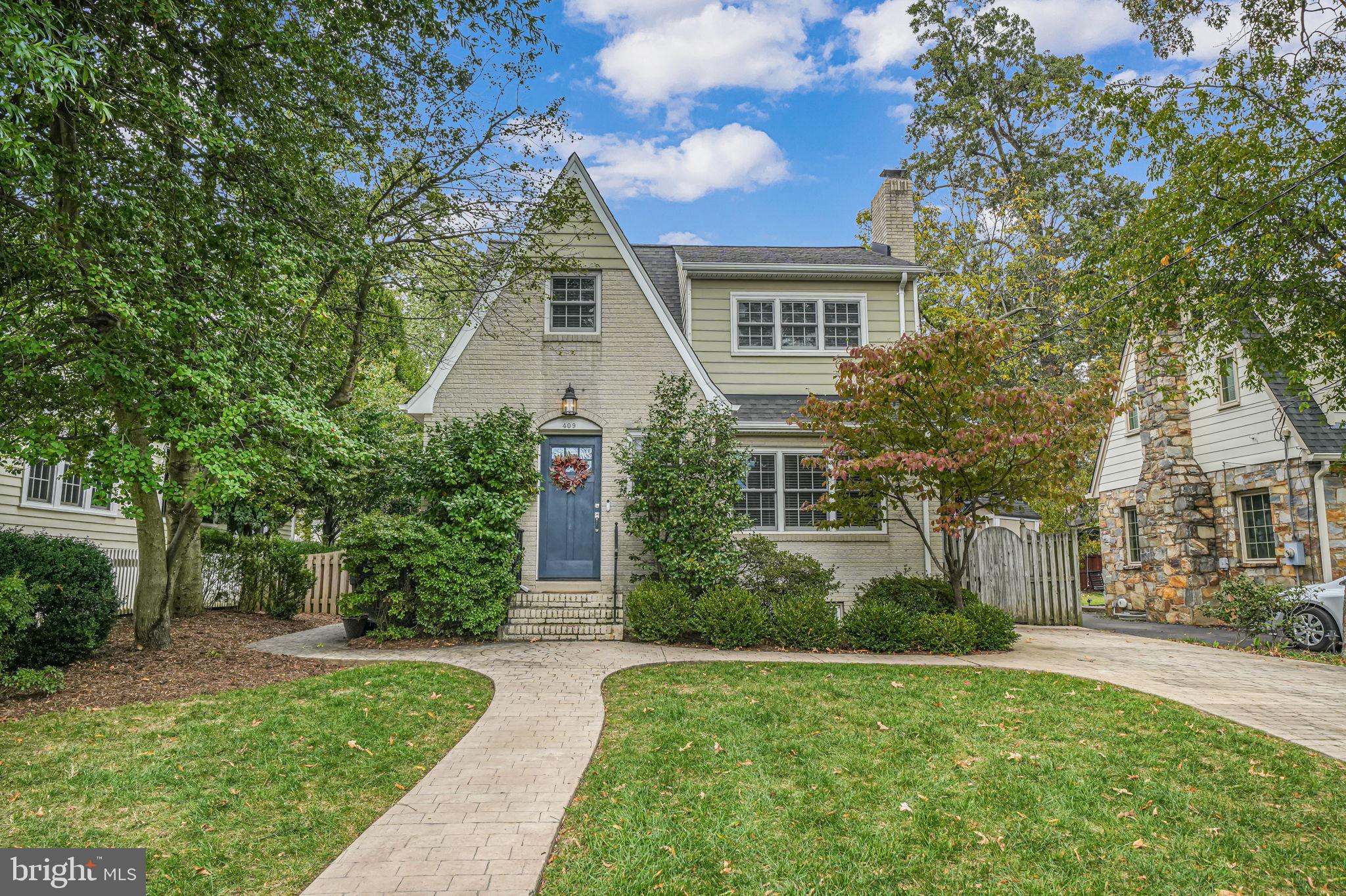 Beautifully updated and expanded traditional cottage-style home in Jefferson Park featuring a gorgeous white kitchen that opens to the family room and out to the backyard, a recently added mudroom, and formal living and dining rooms, The upstairs offers a spacious primary suite with an oversized walk-in-closet and luxury spa-like bath as well as two additional bedrooms and a full bath. The lower level has a recreation room in addition to a home office/guest room, full-bath and laundry room. 

Located on one of Jefferson Park's most sought-after streets, 409 Fontaine is just steps to the parks, playgrounds and a short walk to restaurants and shops in Delray.