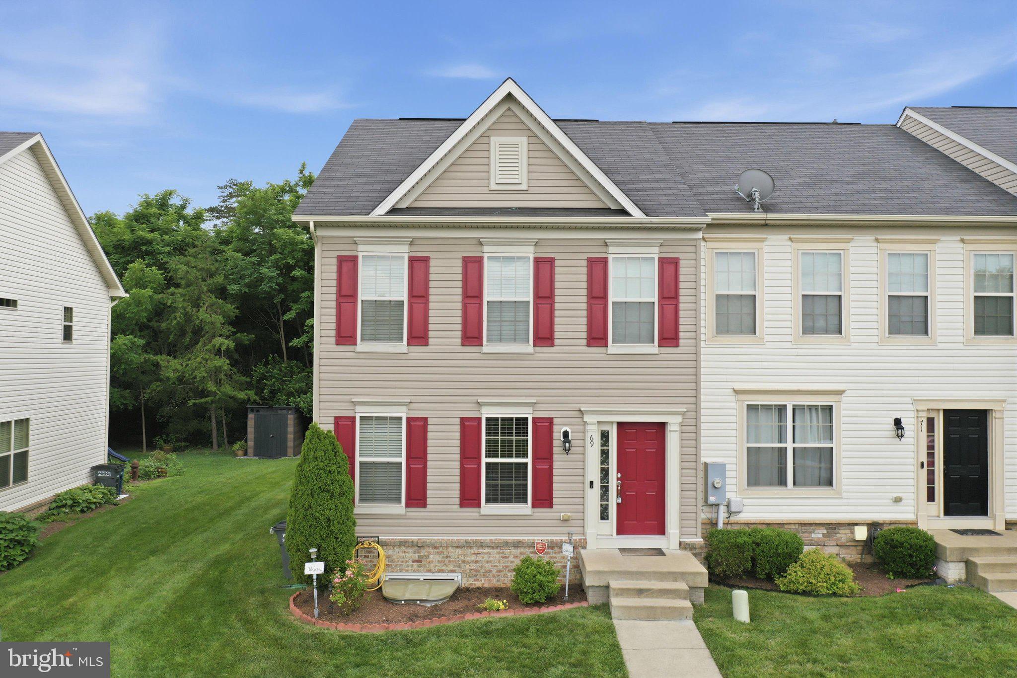 Welcome home to this spacious, well-designed end-unit townhome offering abundant natural light and plenty of room to grow. Featuring 3 spacious bedrooms and 2.5 baths, this home boasts an open-concept main level that seamlessly connects the living room, dining area, and kitchen, creating the perfect space for everyday living and entertaining.
The unfinished walk-out basement provides endless possibilities for future expansion, whether you envision a family room, home office, fitness area, or additional living space. With convenient walk-up stairs to the backyard, the lower level offers both functionality and flexibility.
Enjoy the benefits of end-unit living with added windows, enhanced natural light, and a more open feel. Whether you're a first-time buyer, growing family, or someone looking for low-maintenance living, with room to customize, this townhome is ready to welcome you home.