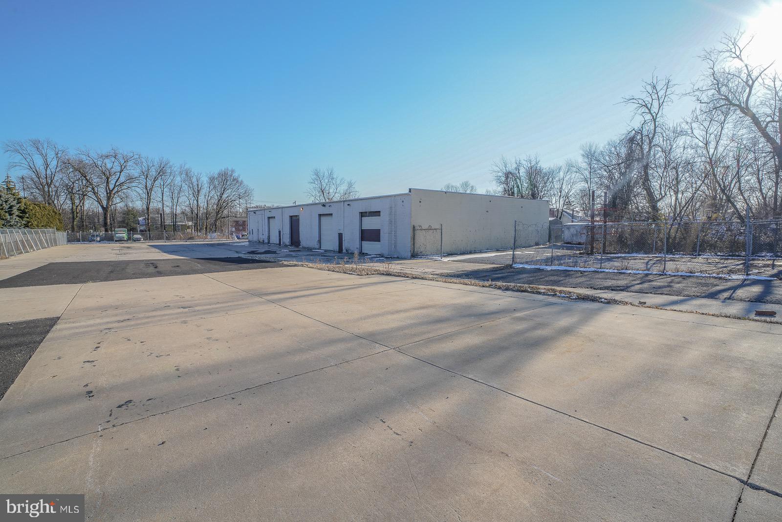 Warehouse for rent Minimum 4,000 Square feet up to 12,300 square feet of warehouse space with office. Triple Net Lease. Plenty of parking and storage.