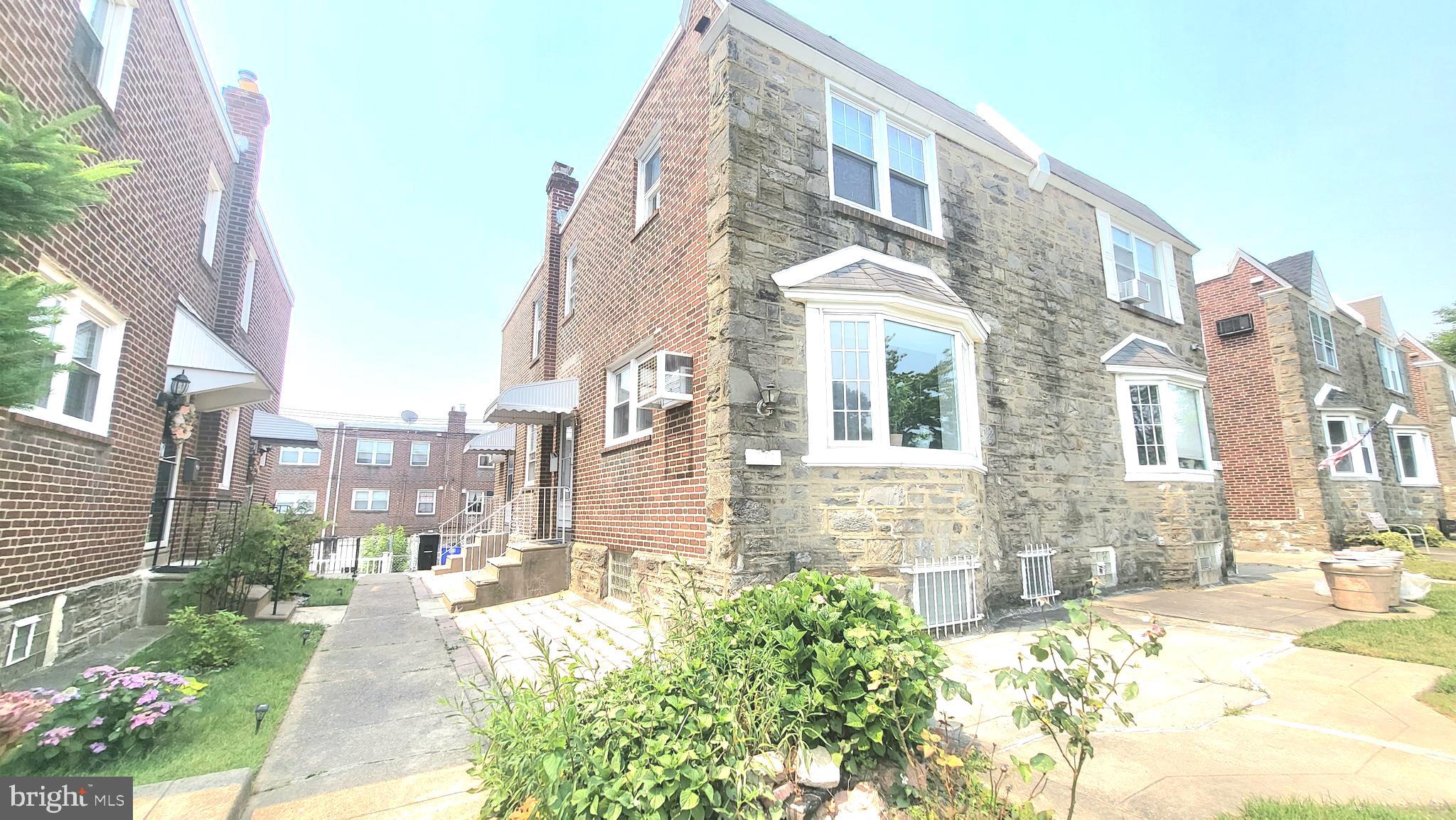 Beautiful Twin House! Move-in condition,  3 bedrooms, and 1.5 baths, hardwood floor throughout, Open Kitchen with Island, finish basement,  close to school, shopping, and transportation.