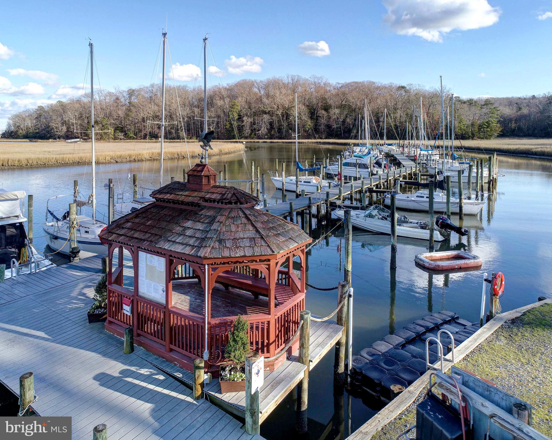 QUEENS LAKE - Residential