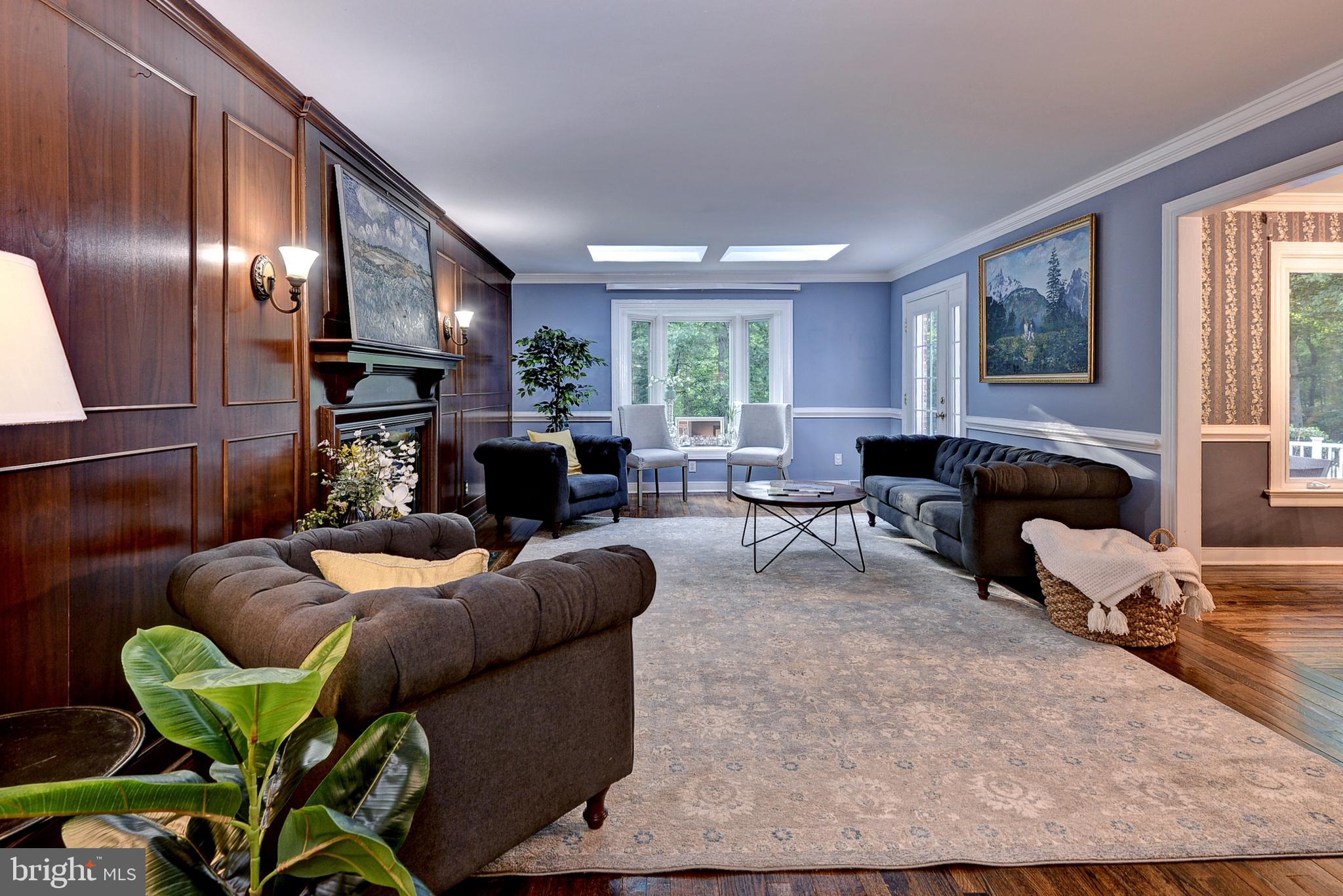 QUEENS LAKE - Residential