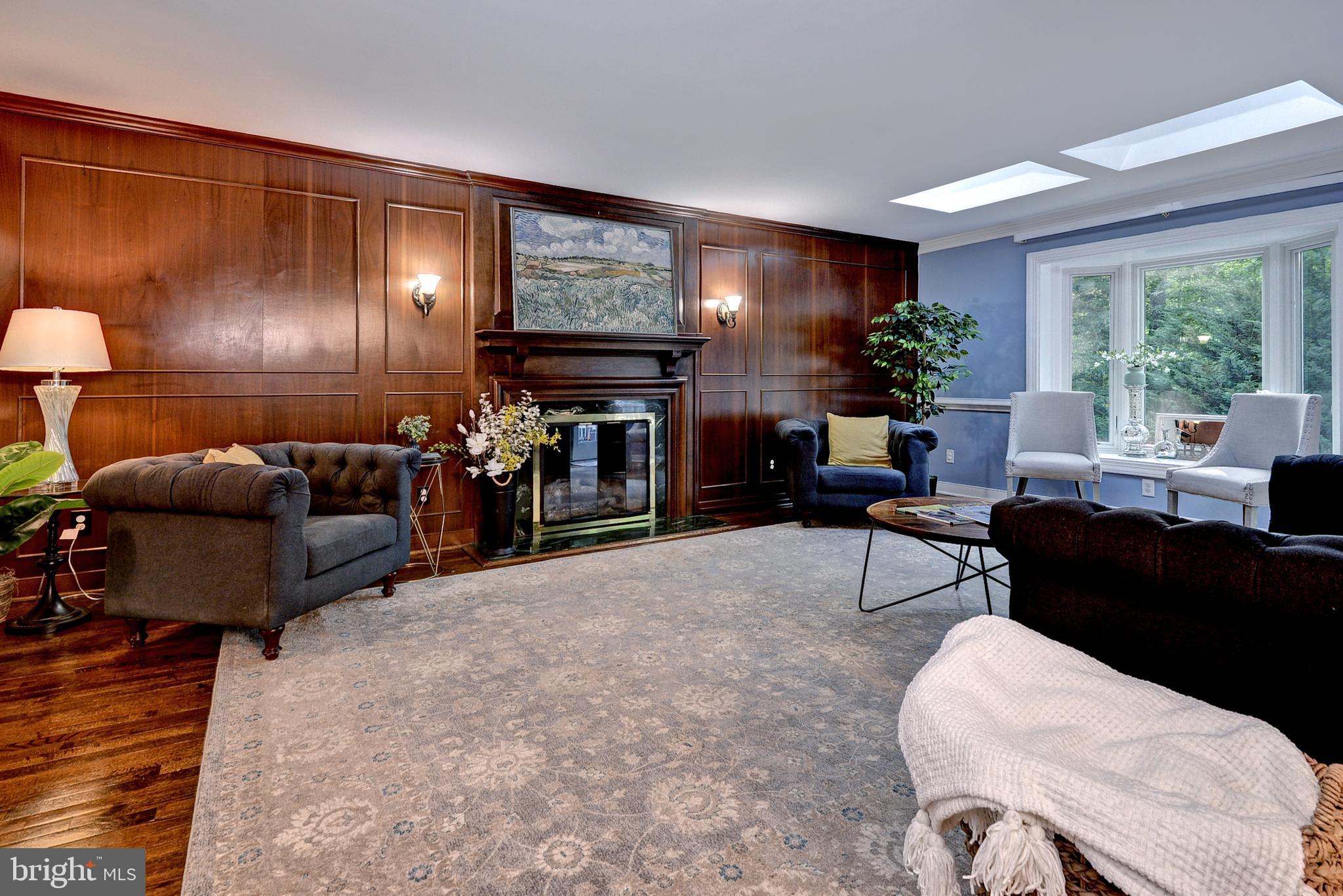 QUEENS LAKE - Residential