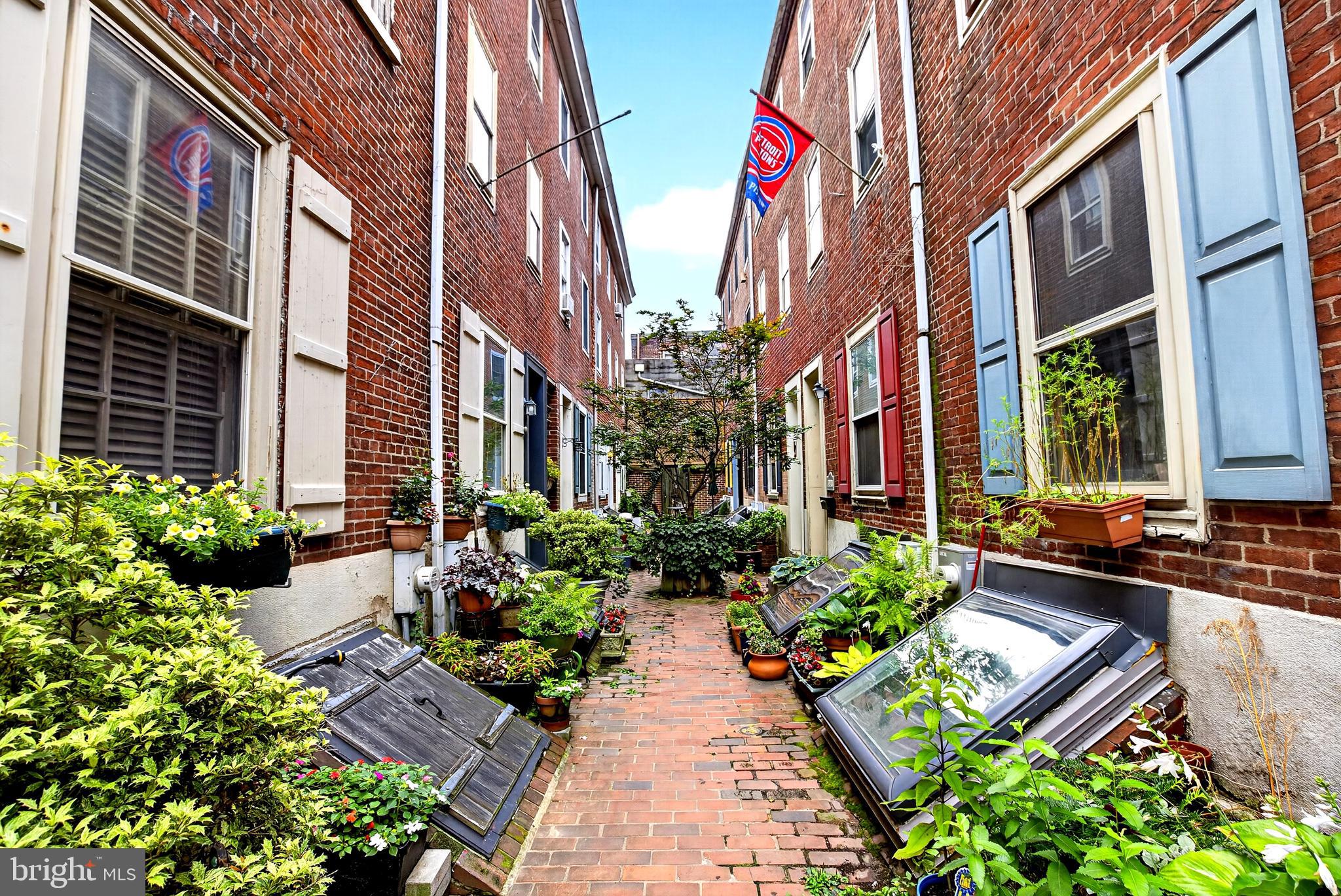 QUEEN VILLAGE - Residential