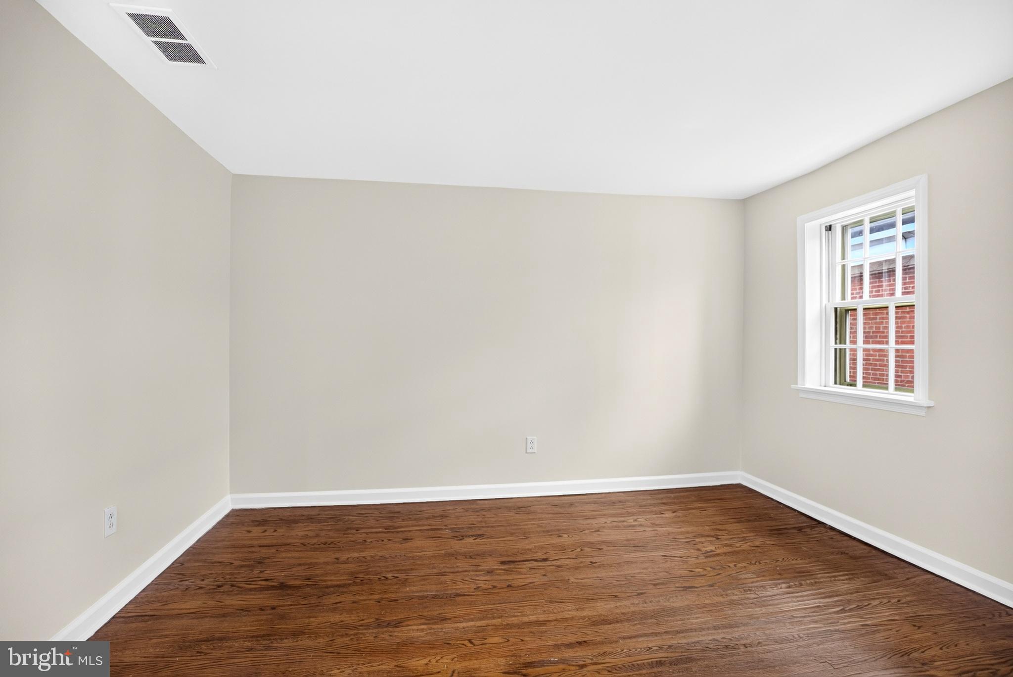 QUEEN VILLAGE - Residential