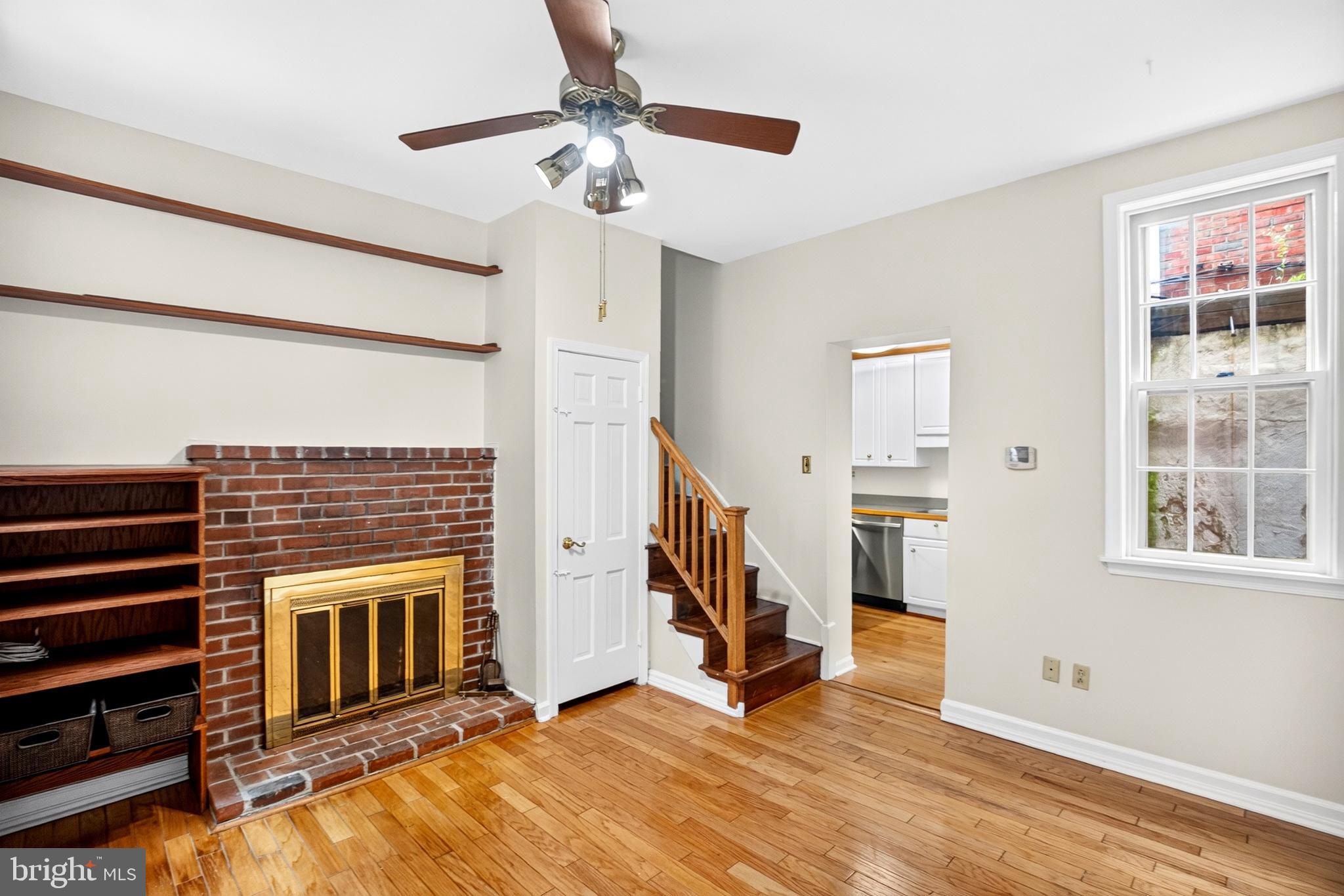 QUEEN VILLAGE - Residential