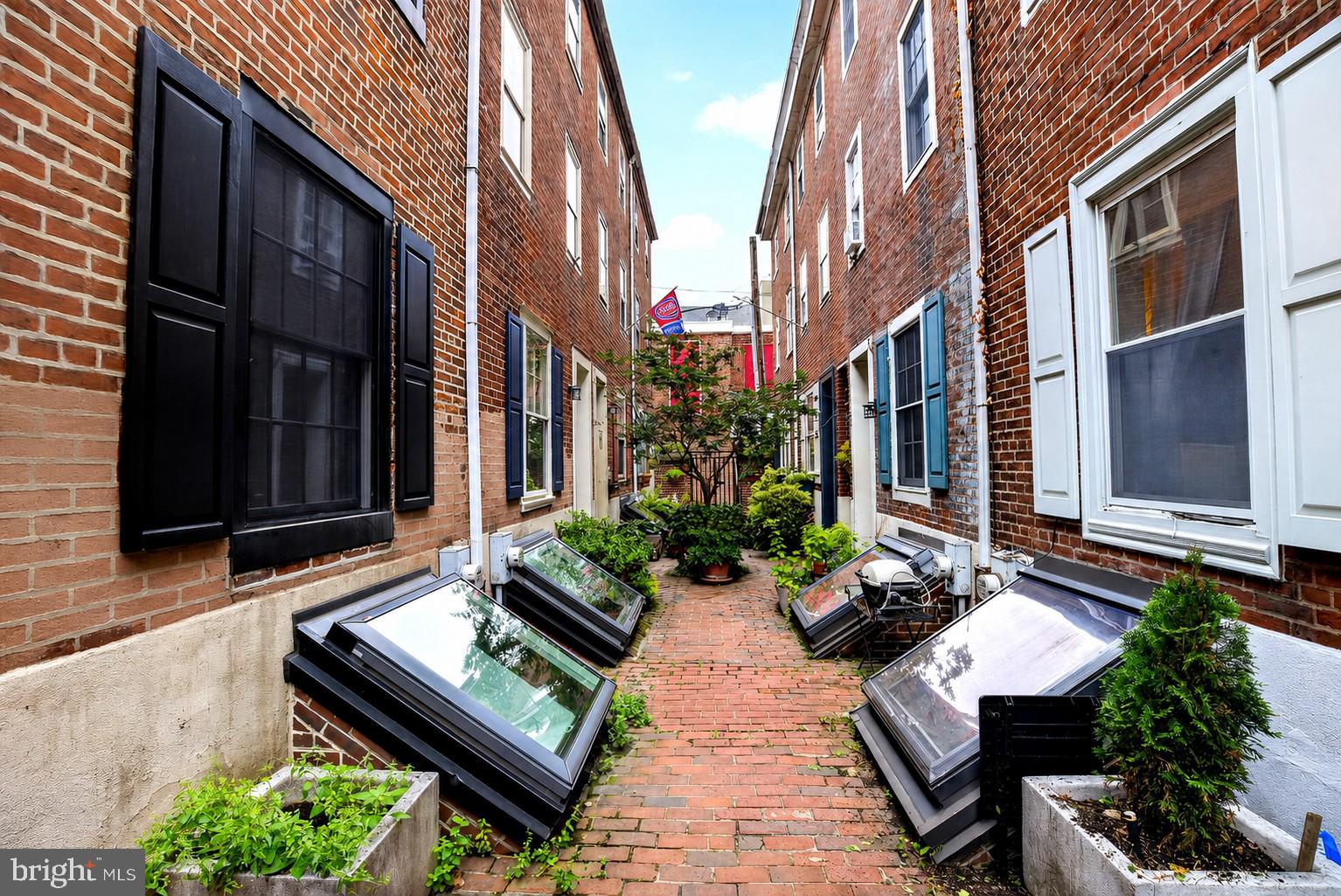 QUEEN VILLAGE - Residential