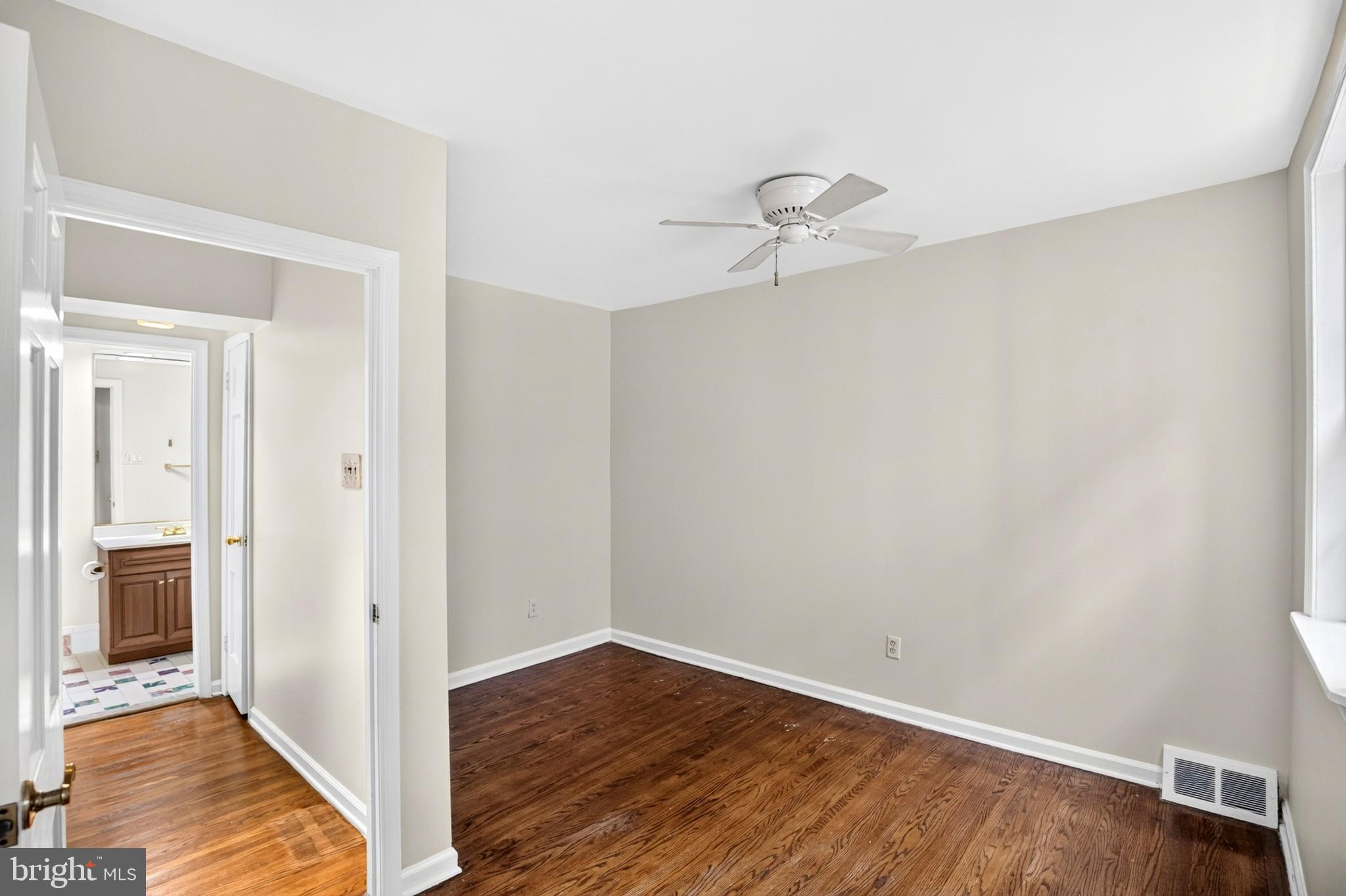 QUEEN VILLAGE - Residential