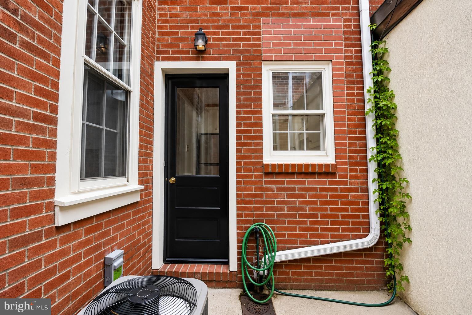 QUEEN VILLAGE - Residential