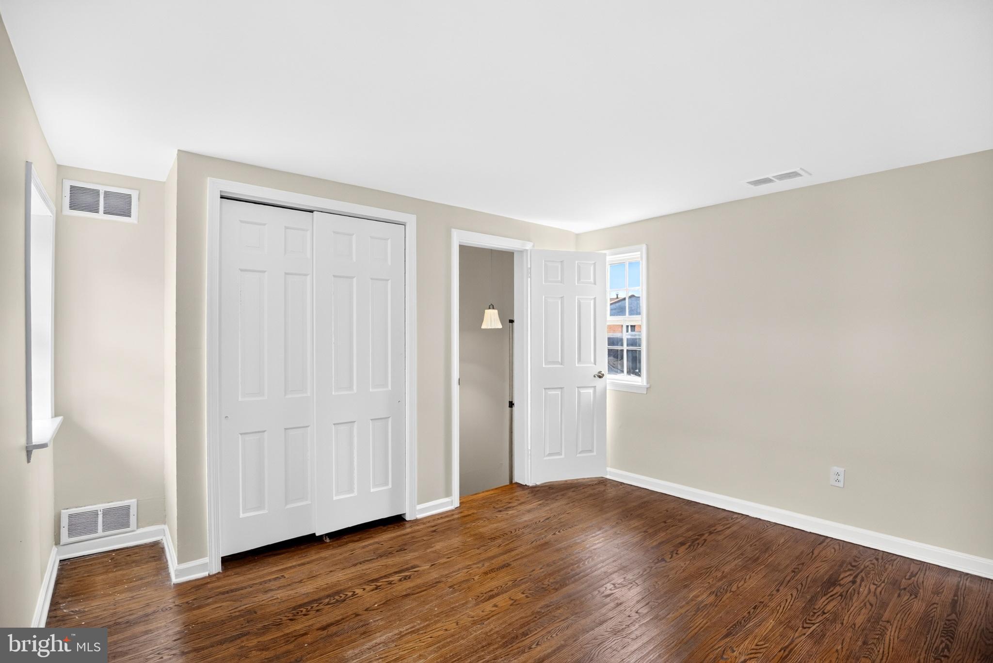 QUEEN VILLAGE - Residential