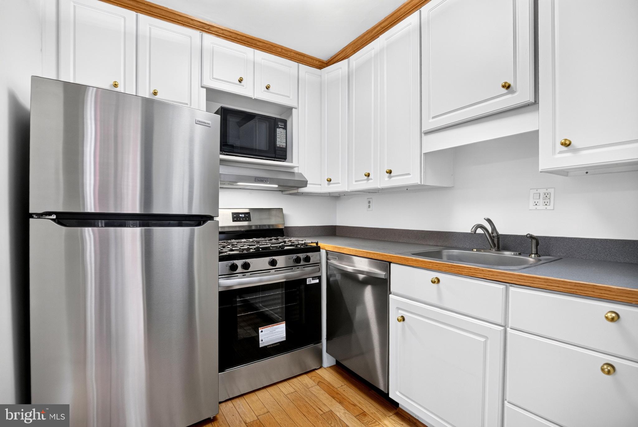 QUEEN VILLAGE - Residential