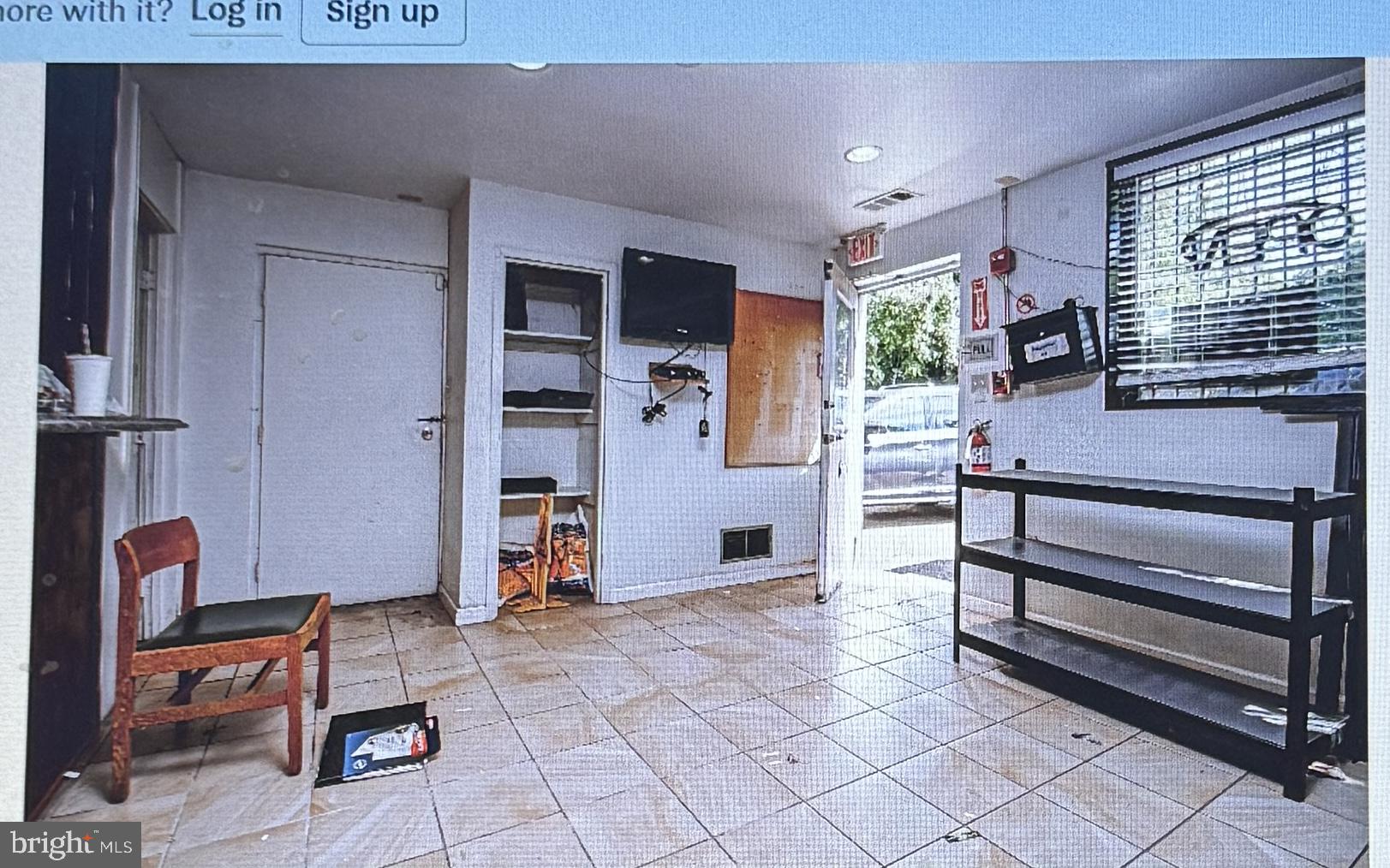 Main image without alt text