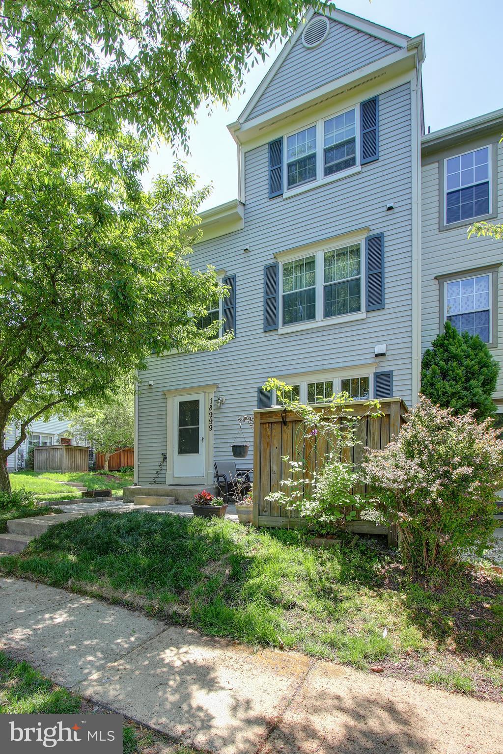 End unit condo TH, 3 BR, 2.5 BA, Well Maintained . 3 Lvls Above Grnd. Lots of natural light, skylights! Updated gourmet kitchen new granite & appls. Laminate on main lvl. Wood fpl in living rm. 2 Master BR Suites, 2 closets, BA ensuite, plus 3rd BR. Replaced windows, roof. Stone patio. Walk to ES, MS, bus. Quiet part of community: largest pool in county, tot lots. SQ FT in Tax Records Incorrect
