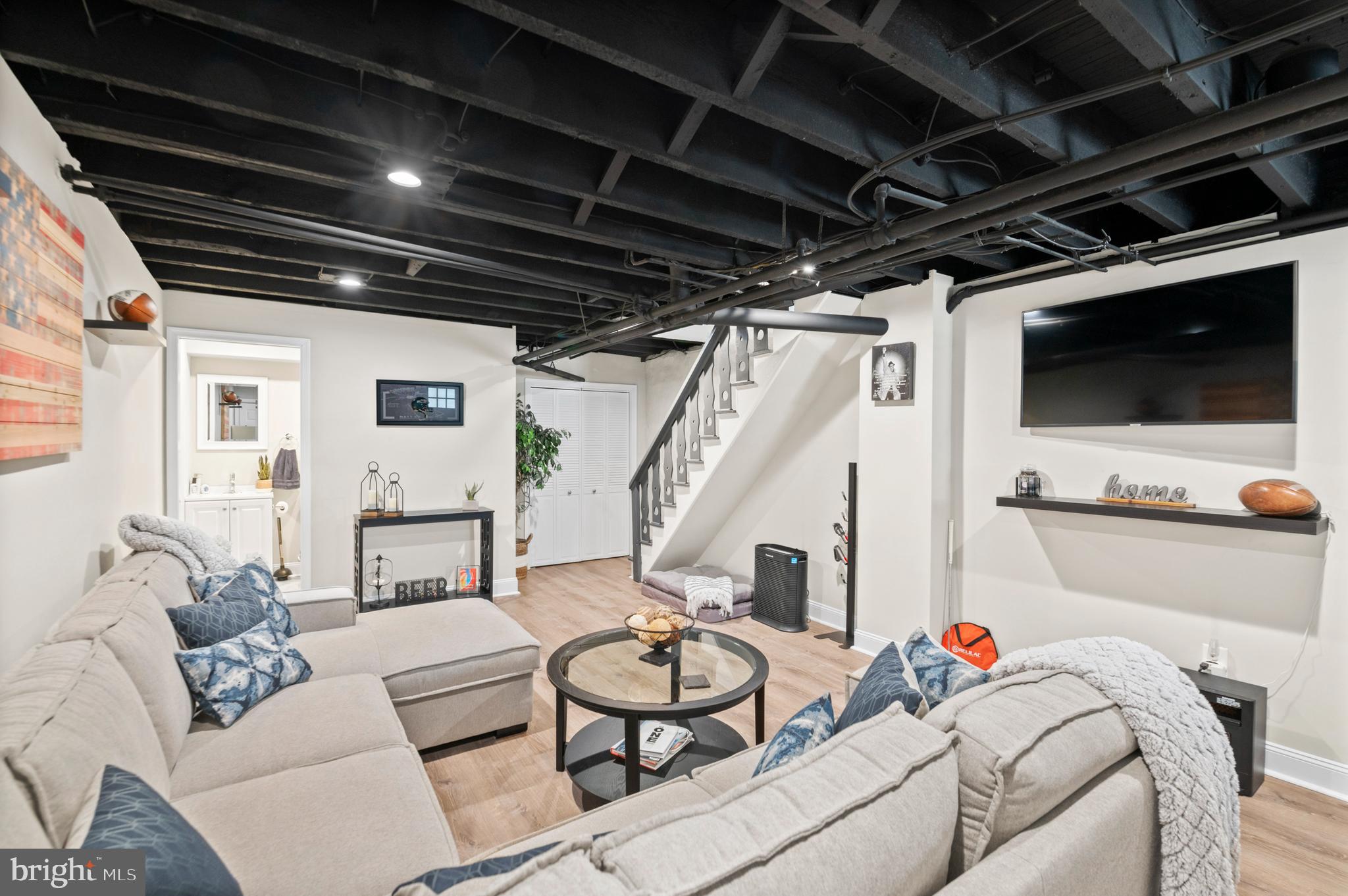 EAST FALLS - Residential Lease
