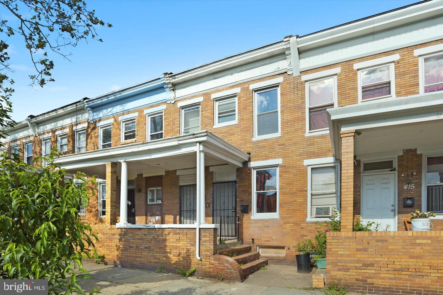MAIN UNIT ONE BED ONE BATH PROFESSIONALLY MANAGED!! ONLINE PAYMENT!  PROFESSIONAL MAINTENANCE!  THIS DUPLEX UNIT IS SOMETHING YOU DO NOT WANT TO MISS OUT ON ON!  BACK YARD HAS PARKING PARK POTENTIALLY!  SCHEDULE YOUR SHOWING TODAY!