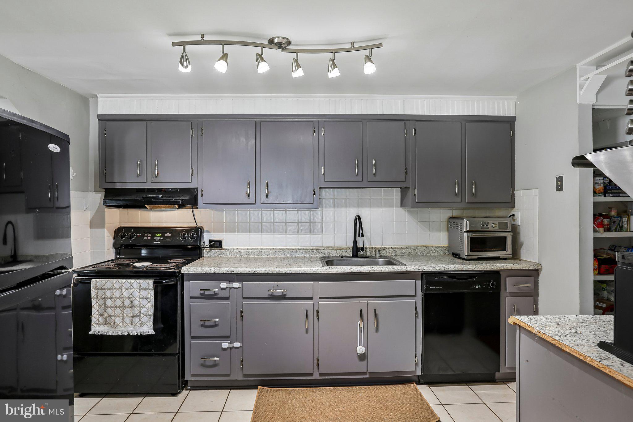CARROLLWOOD MANOR - Residential