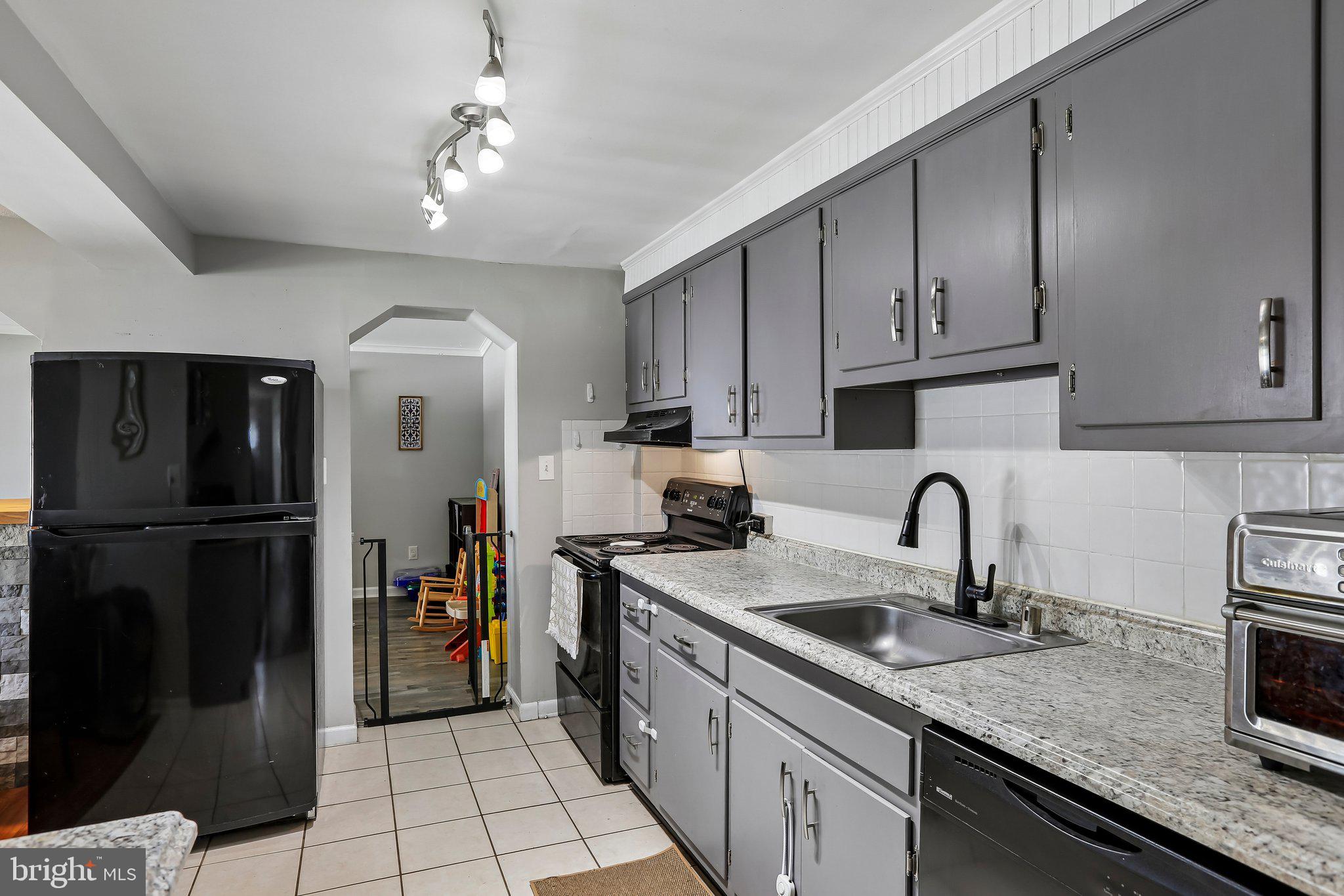 CARROLLWOOD MANOR - Residential