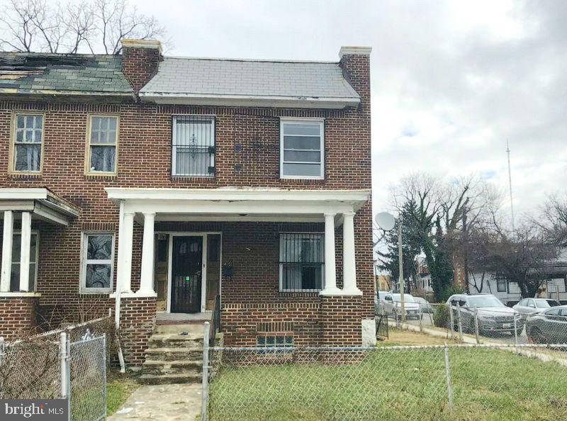 Don't miss this wonderful chance to own this sold brick end of the group townhouse. Home features spacious room sizes, nice kitchen with breakfast bar, separate dining area and large fenced yard. Use the basement as added storage or finish off for more living space. Good location - a few blocks away from university, schools, restaurants and major roads.