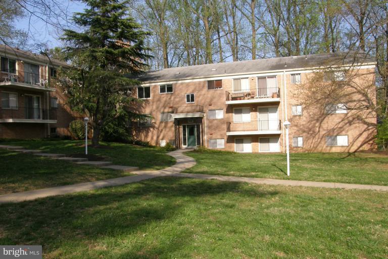 FRESHLY PAINTED. NEW CARPET.  BRIGHT & SUNNY SOUTHWEST EXPOSURE. GREAT 1 BEDROOM CONDO! TOP FLOOR, BALCONY. LOTS OF CLOSET SPACE AND EXTRA STORAGE IN THE BUILDING. NICELY UPDATED. CULDE SAC. STEPS TO METRO AND COMMUNITY CENTER. UTILITIES AND AMENITIES INCLUDED IN THE RENT. AT GROSVENOR METRO STATION ON THE RED LINE..FULL SERVICE AT RUSH HOUR. NEAR NIH, WALTER REED MEDICAL,ANDSHORT HOP INTO DC BY METRO.