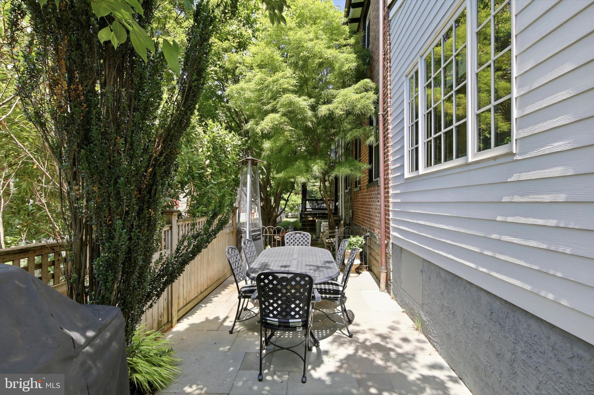 CHESTNUT HILL - Residential
