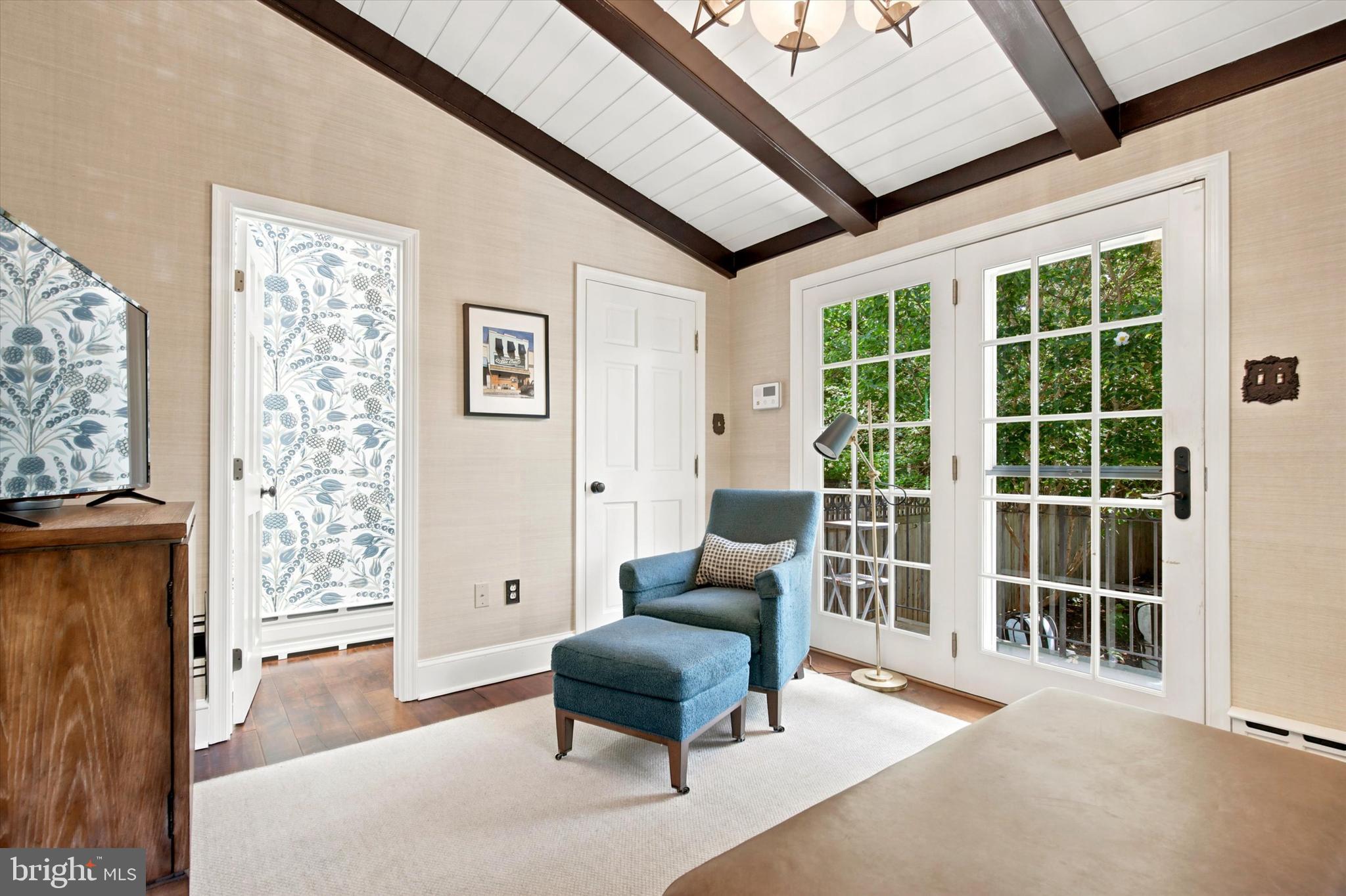 CHESTNUT HILL - Residential