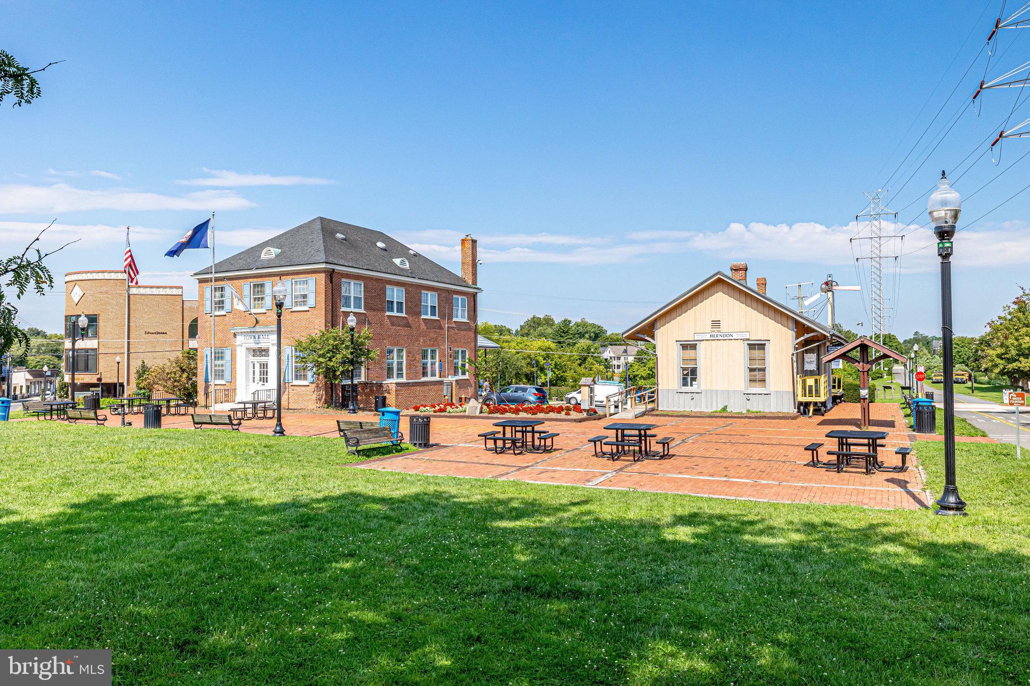 KINGSTON CHASE - Residential