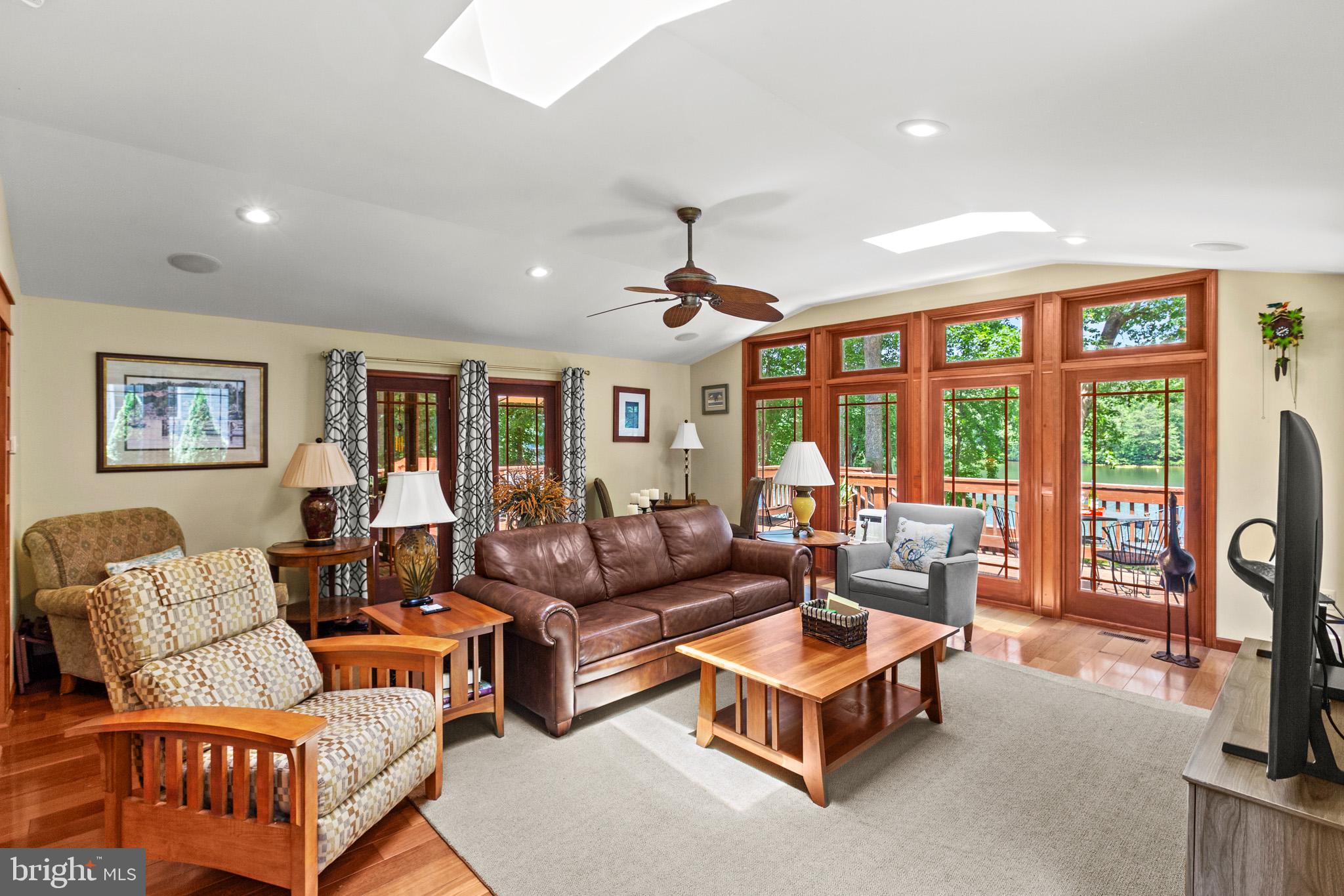 LAKE CAROLINE - Residential