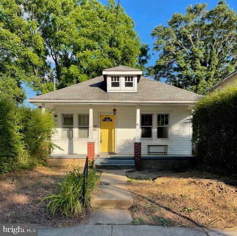 Location, location, location!!  Adorable 3 BEDROOM 2 FULL BATH. LOCATED IN THE CITY OF FREDERICKSBURG.  CONVENIENT TO MARY WASHINGTON COLLEGE. ***HOME IS LARGER THAN IT LOOKS!!*** SEPARATE LIVING ROOM, DINING RM, AND GREAT ROOM WITH VAULTED CEILINGS OFF THE BACK OF THE HOUSE.