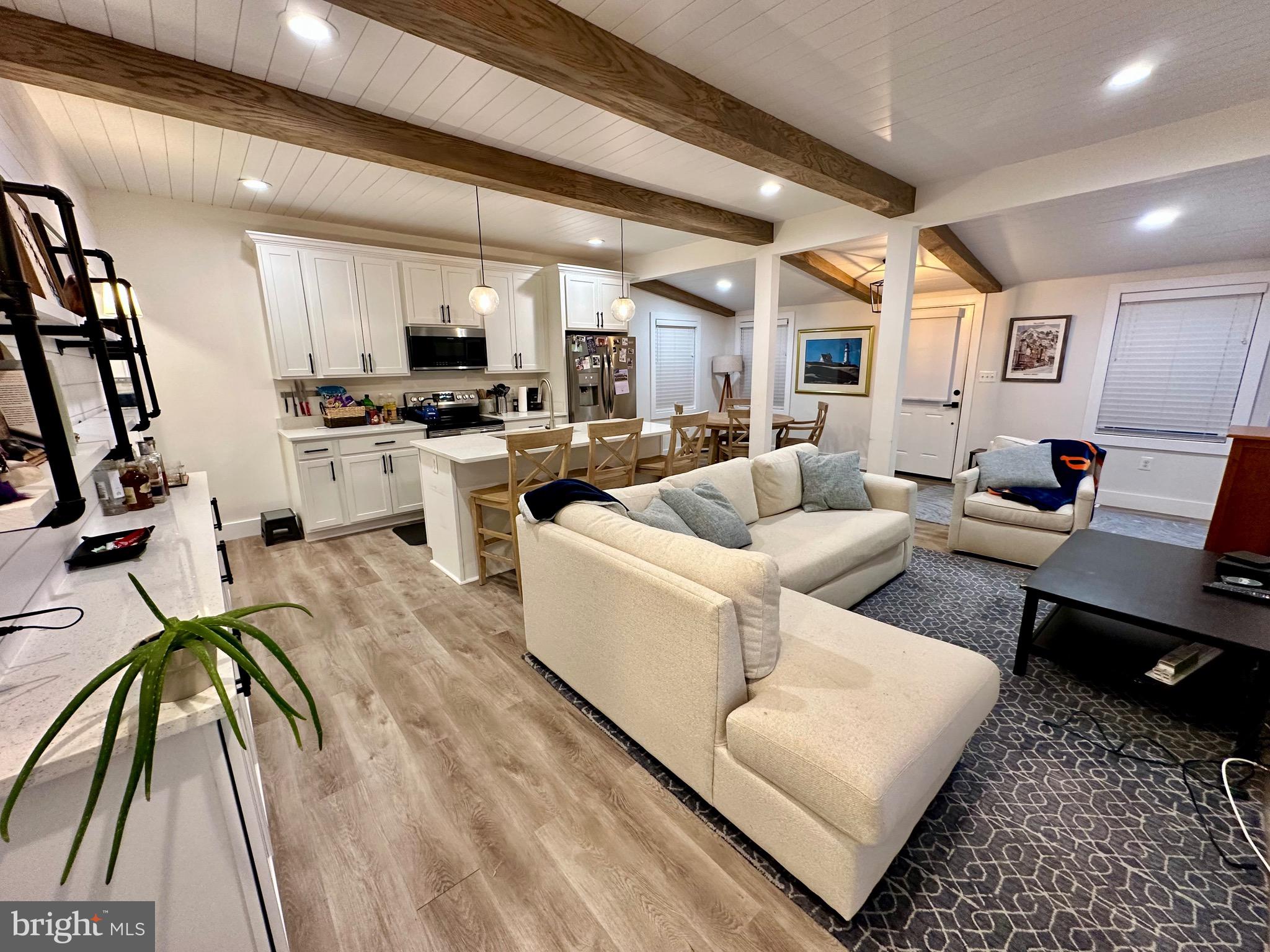 WOODLAND BEACH - Residential Lease