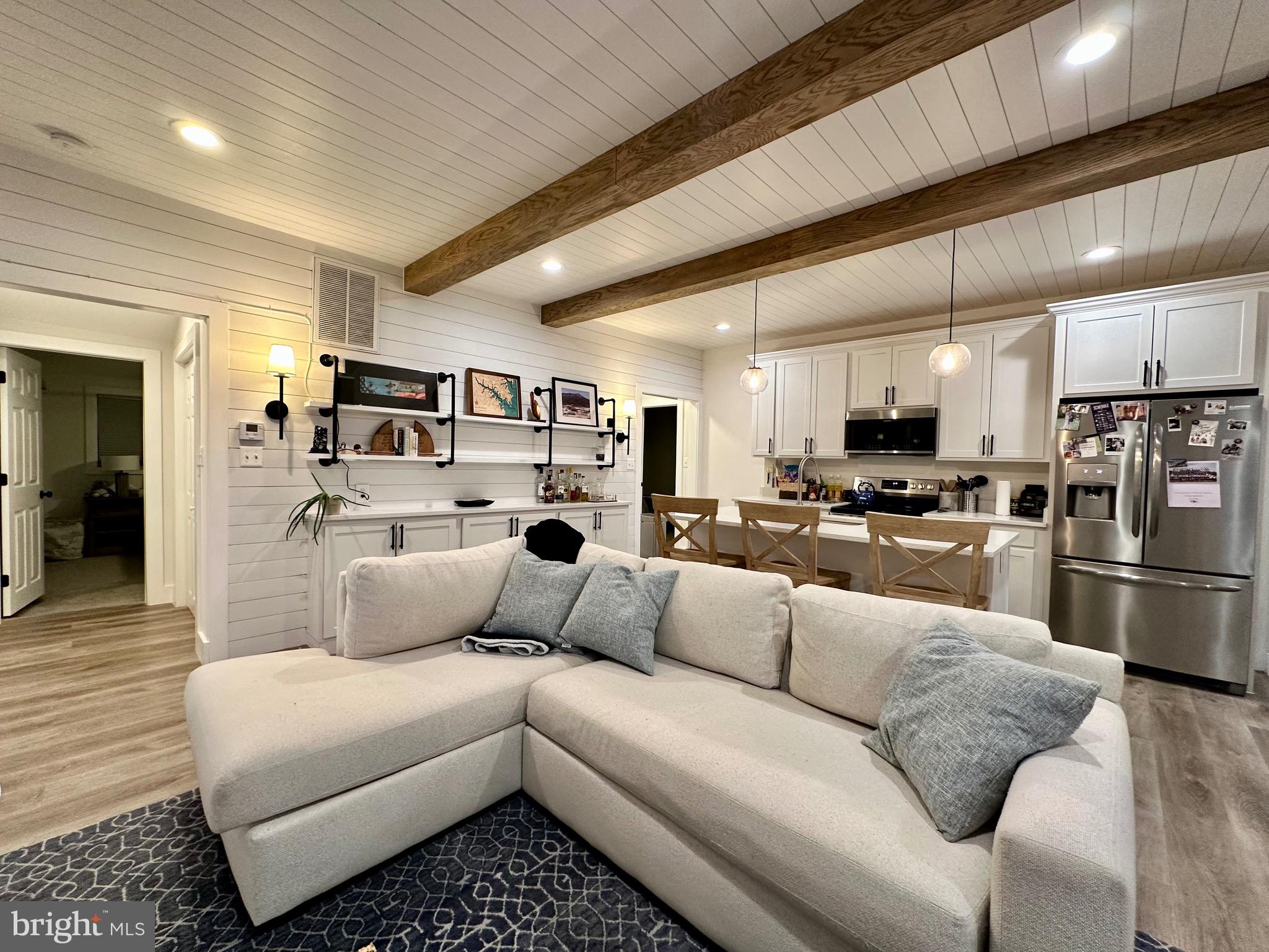 WOODLAND BEACH - Residential Lease