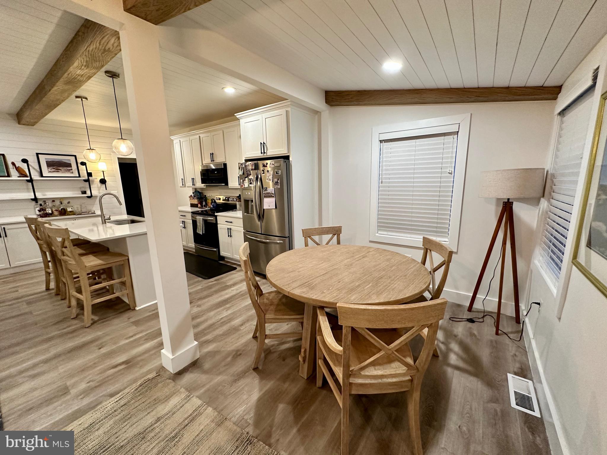 WOODLAND BEACH - Residential Lease