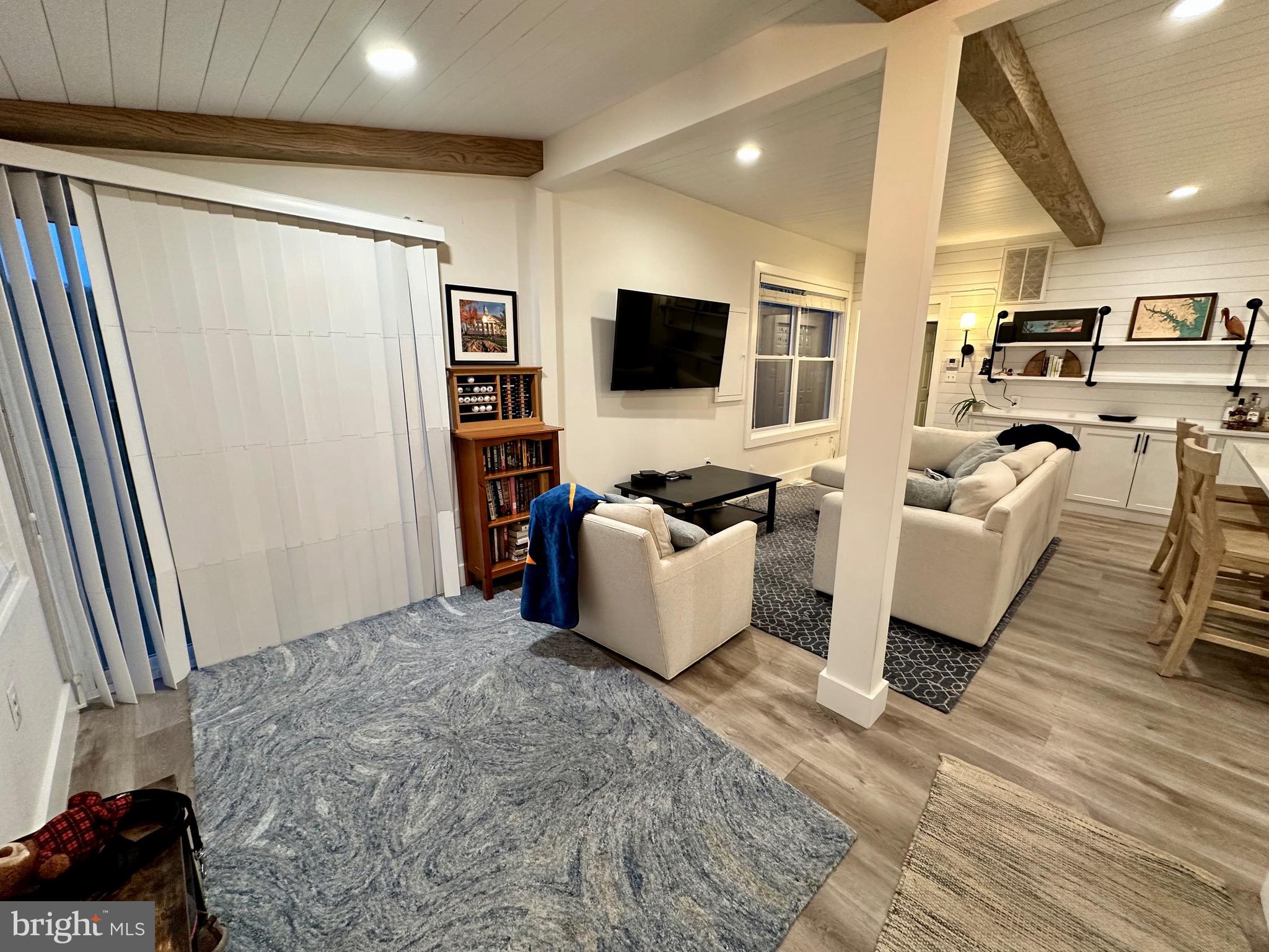 WOODLAND BEACH - Residential Lease