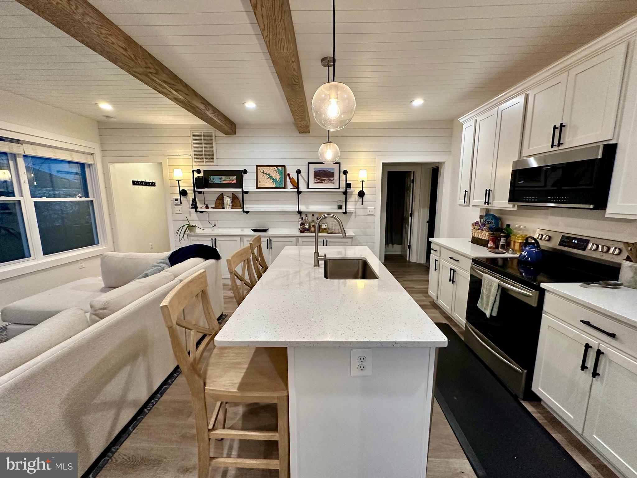 WOODLAND BEACH - Residential Lease