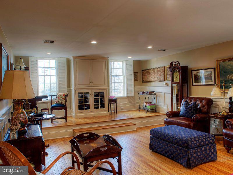 QUEEN VILLAGE - Residential