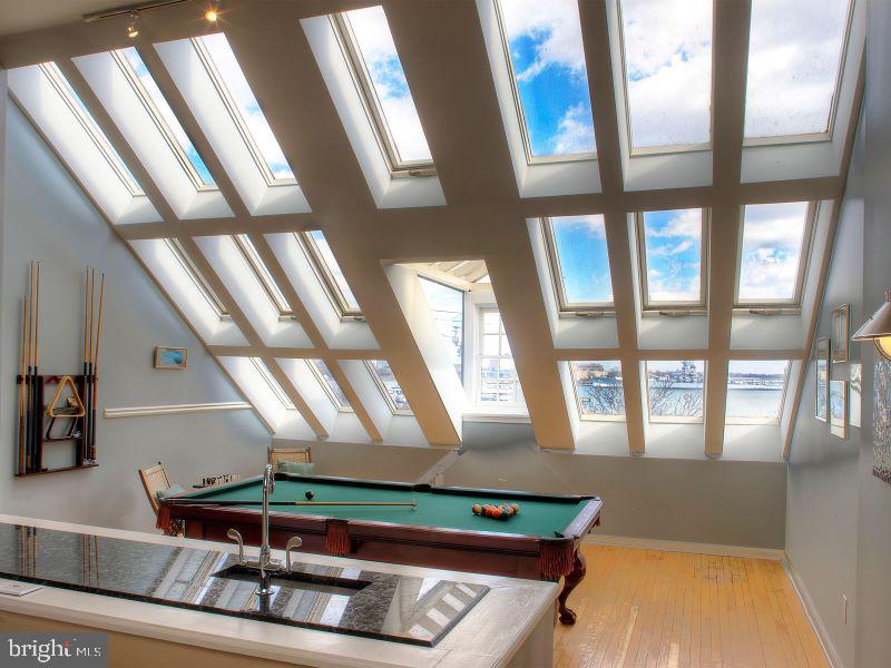 QUEEN VILLAGE - Residential