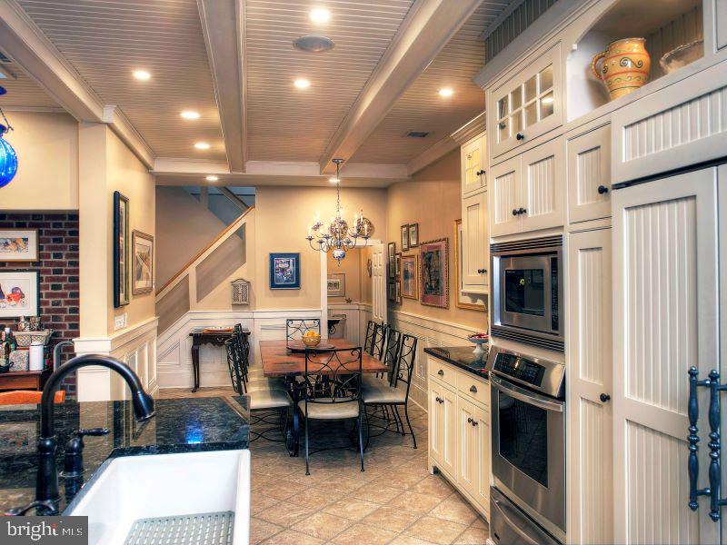 QUEEN VILLAGE - Residential