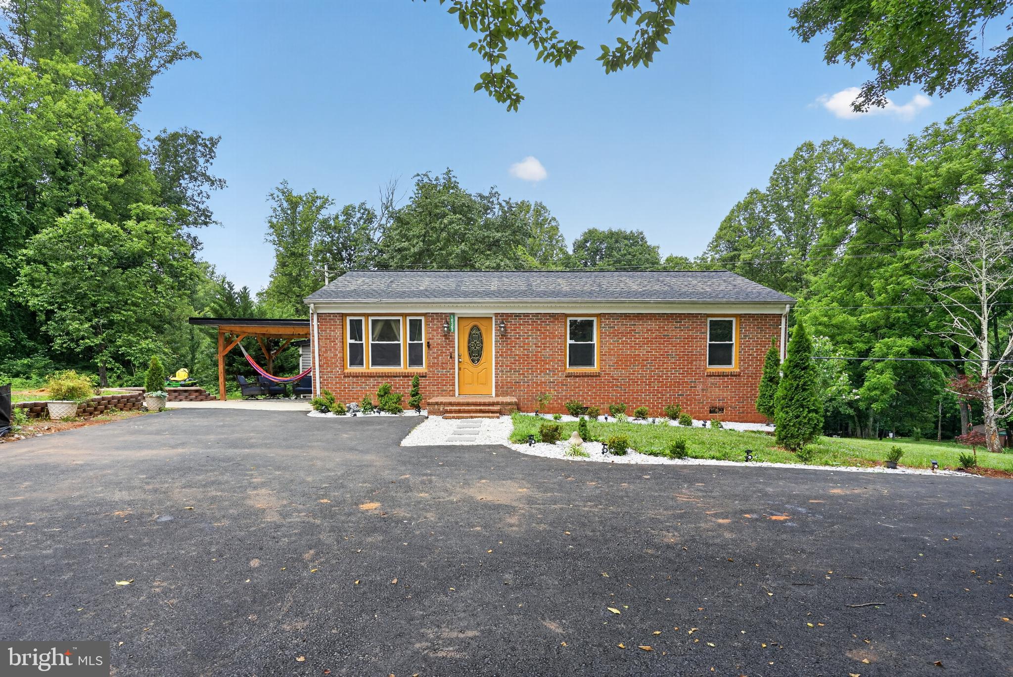 STUNNING YET AFFORDABLE RAMBLER! GORGEOUS GOURMET KITCHEN WITH GRANITE AND STAINLESS! ROOMY, OPEN FLOOR PLAN! GLOWING HARDWOOD FLOORS! BEAUTIFUL LUXURY BATHROOM! EXCELLENT COMMUTER LOCATION! YOU WILL NOT FIND THIS LEVEL OF LUXURY IN THIS PRICE RANGE!!!
