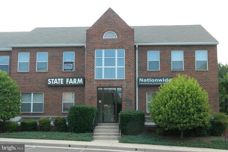 Directions- !-495 to exit Van Dorn St. South on Van Dorn to right on Franconia Rd Right into Oak Tree Plaza. Straight to last building straight ahead. Unit on 2nd floor.EASY ACCESS TO METRO STATIONS , METRO BUS, I-95, I-495, I-395