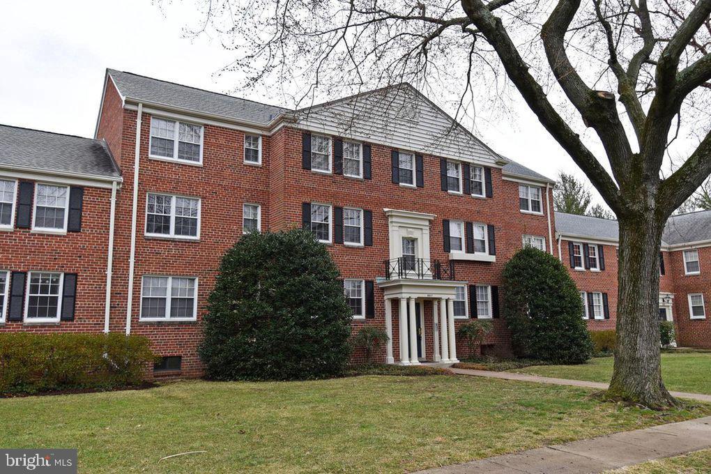 Application accepted. Beautifully 2 bedroom, 1 bathroom condo in the highly sought after Belle View Condominium community. Second story unit. Custom built ins. Kitchen cabinets to the ceiling. Tons of natural light with updated lighting. A great community in a great location. Tennis courts, community pool, walking trails, and tons of beautiful green space. Located conveniently to the GW Parkway, The Beltway, Route 1, and Reagan International Airport. Walking distance to Belle View Shopping center. Vacant and available now. Apply via rentspree. Pets are a case by case basis, and will require a pet deposit. The first months rent and security deposit are due up front. 
https://apply.link/ovl0sQ0