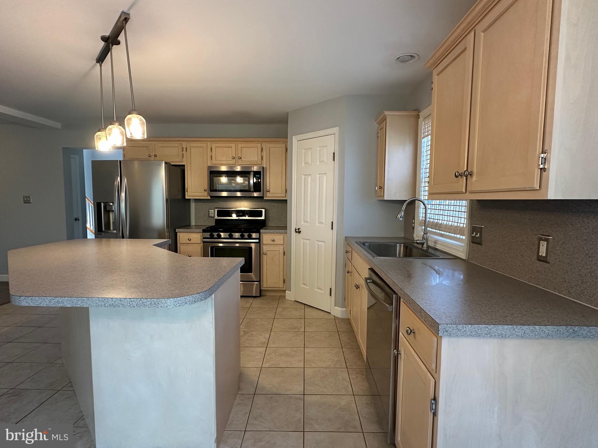 COLUMBIA COURT - Residential