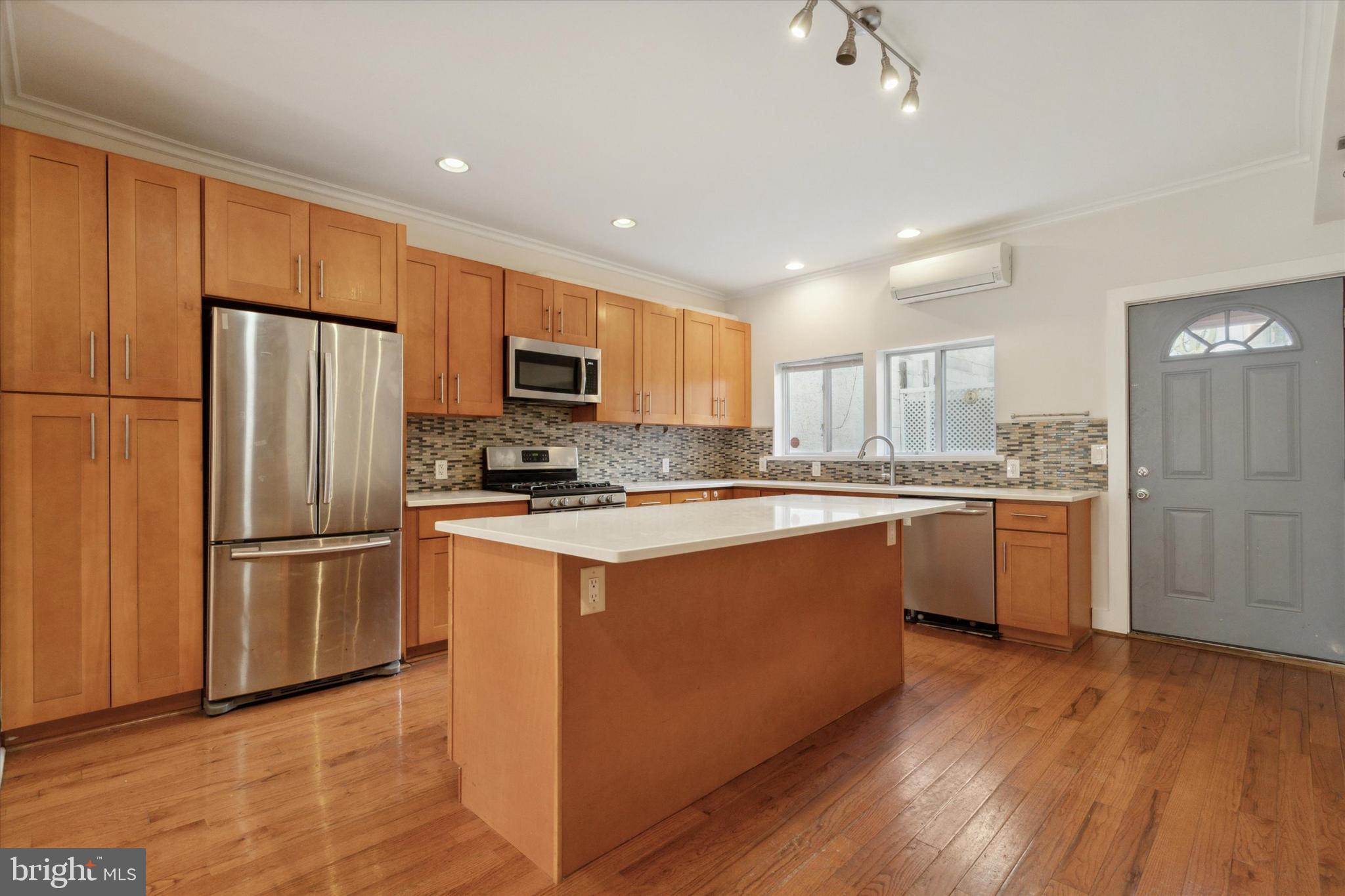 QUEEN VILLAGE - Residential