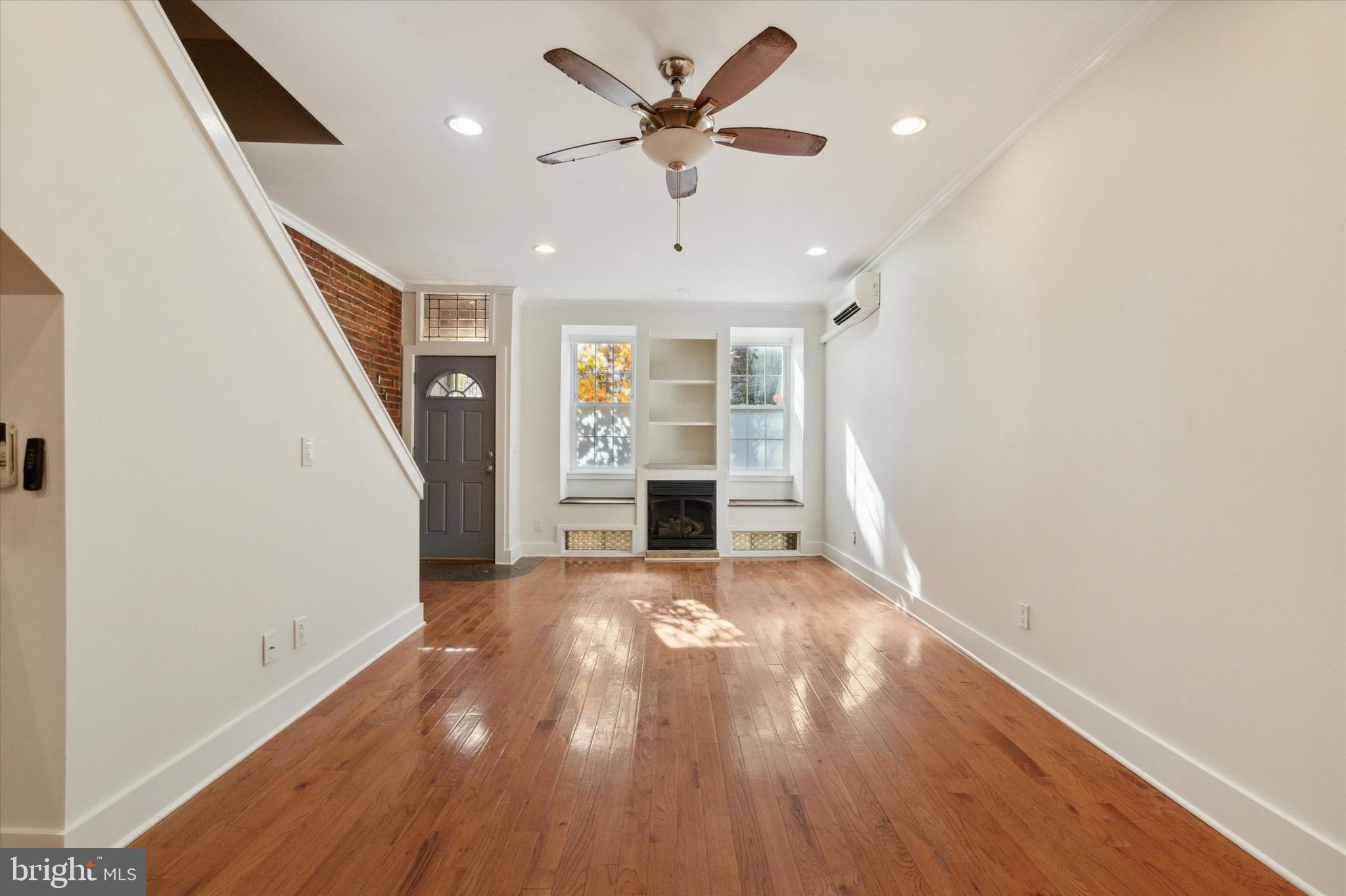 QUEEN VILLAGE - Residential