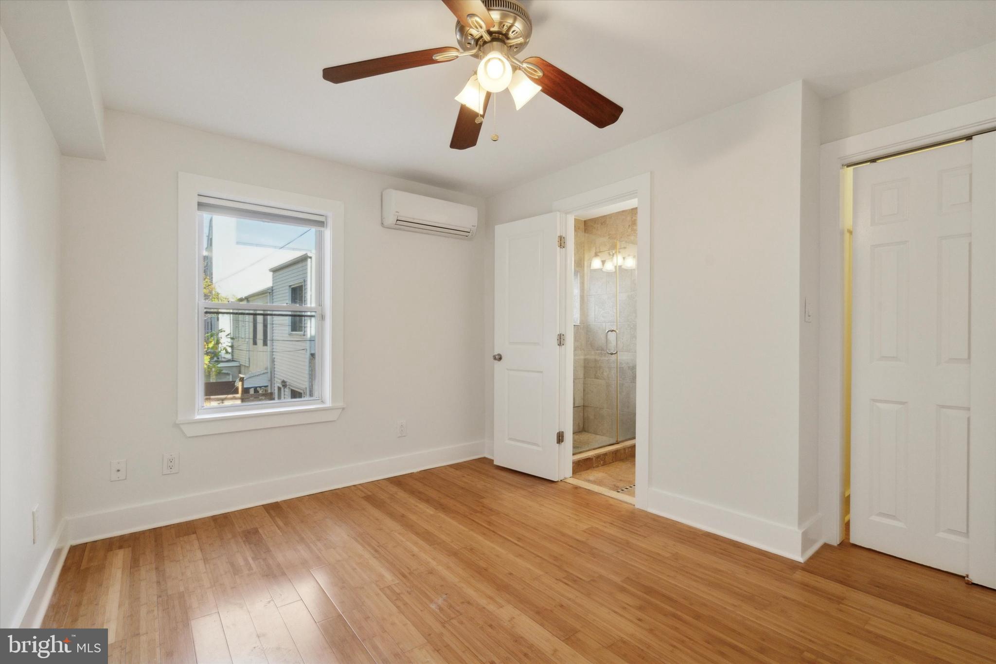 QUEEN VILLAGE - Residential