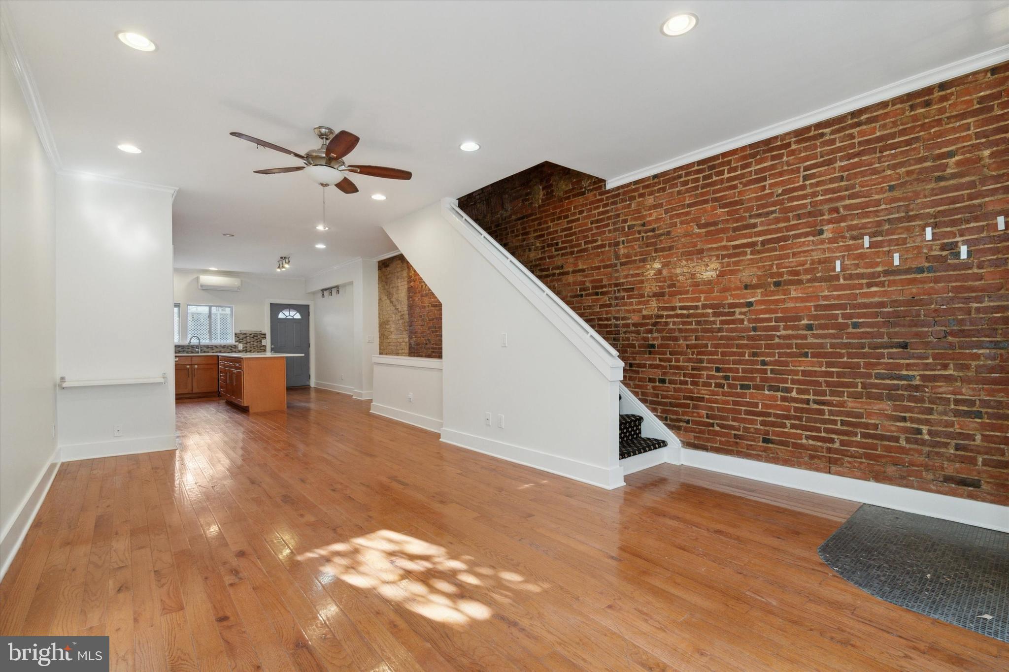 QUEEN VILLAGE - Residential