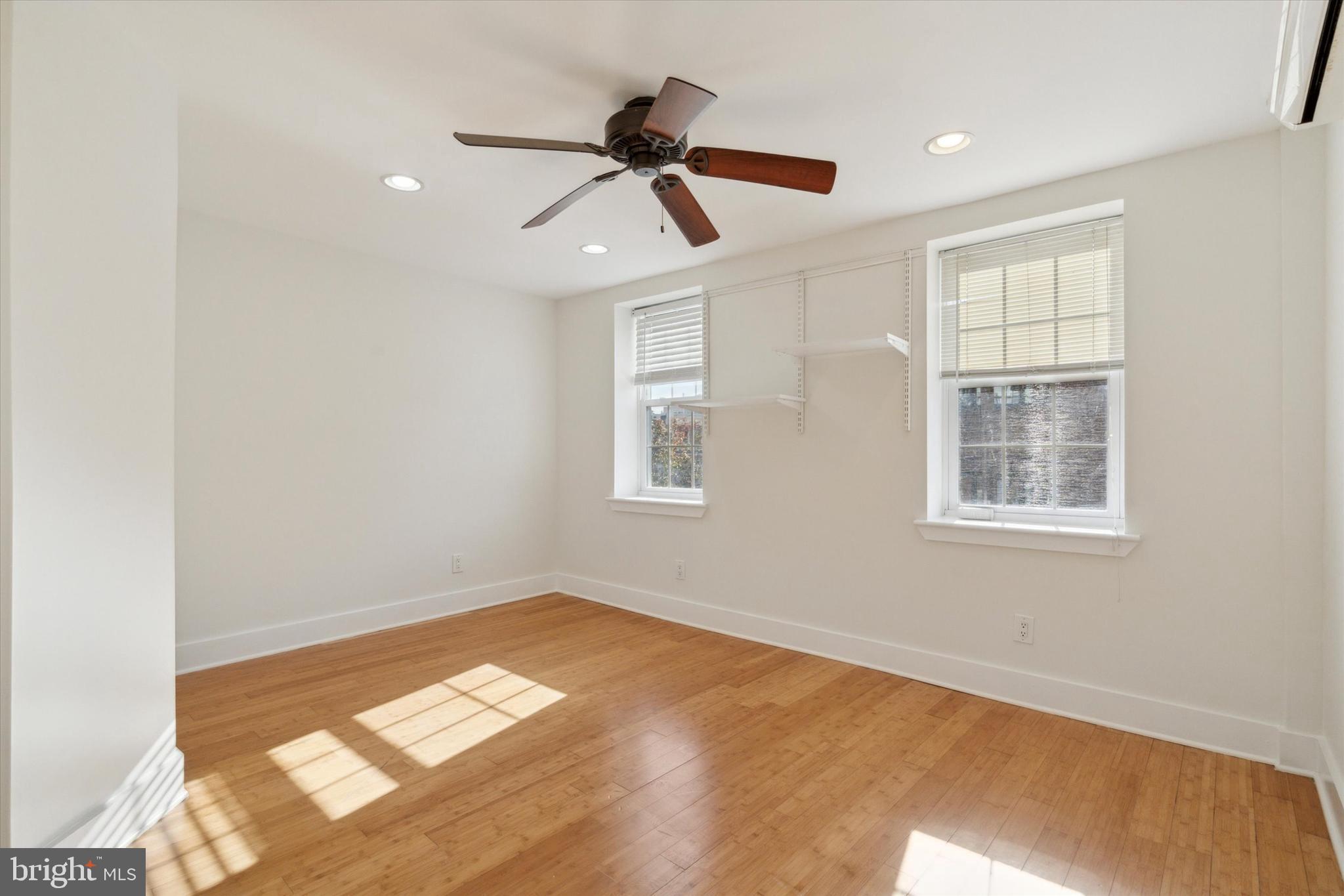 QUEEN VILLAGE - Residential